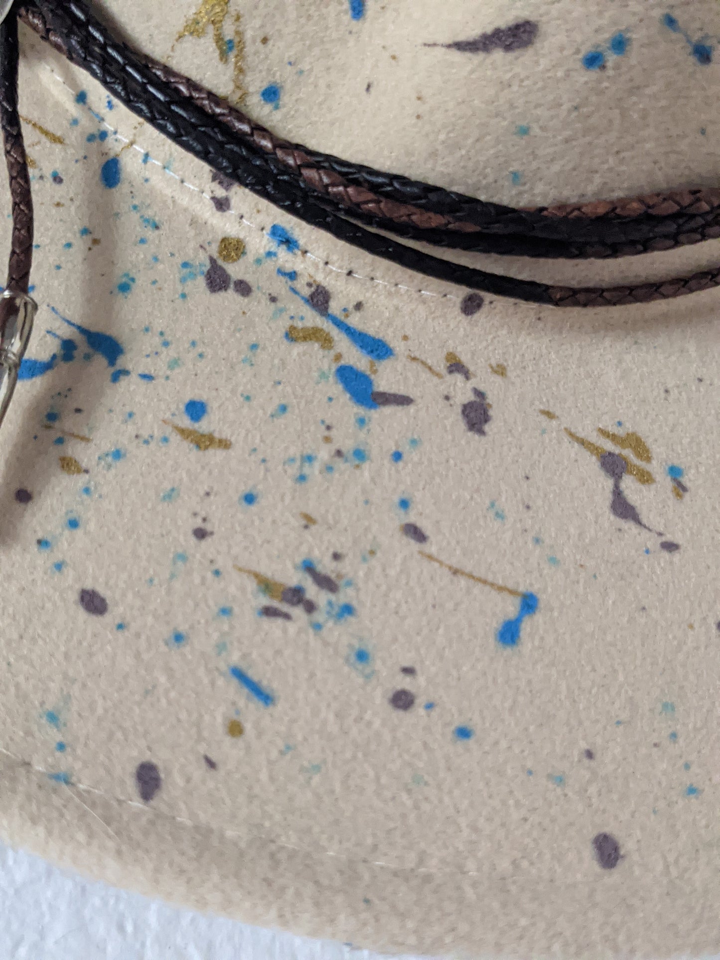 Sombrero de ala ancha beige con salpicaduras y banda color amatista - Talla grande
