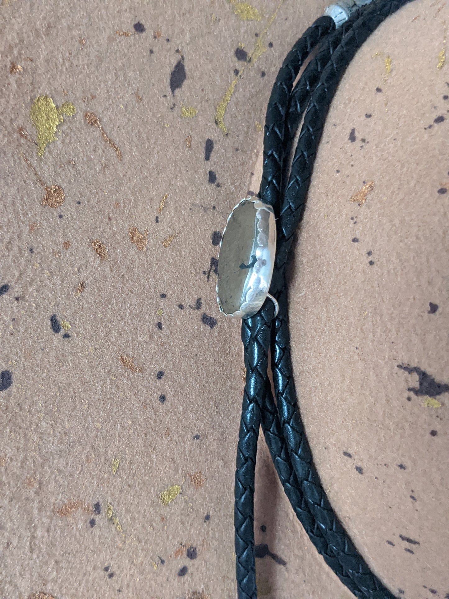 Sombrero de ala ancha con salpicadura de camello y banda de pirita (talla grande)