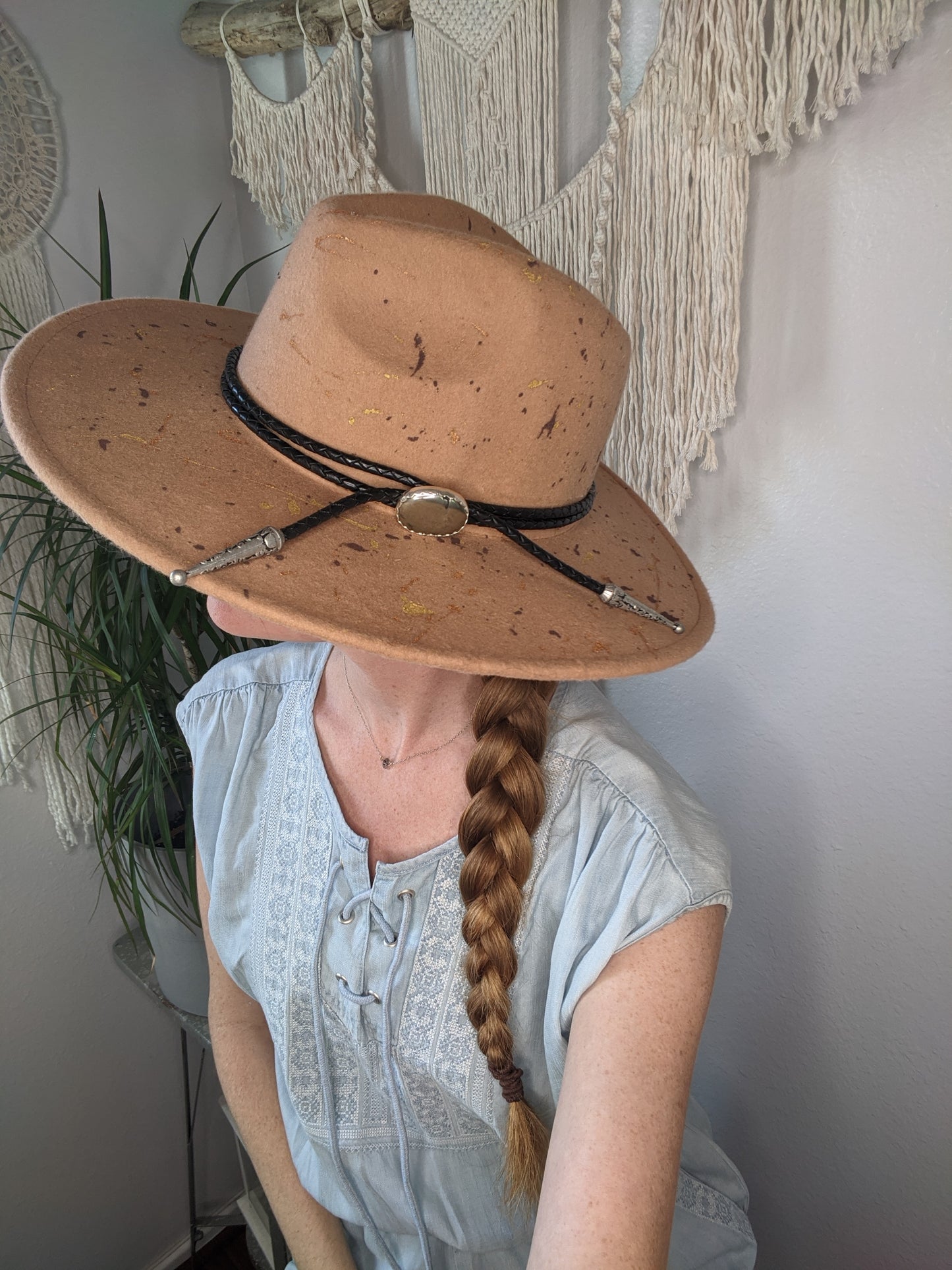 Sombrero de ala ancha con salpicadura de camello y banda de pirita (talla grande)