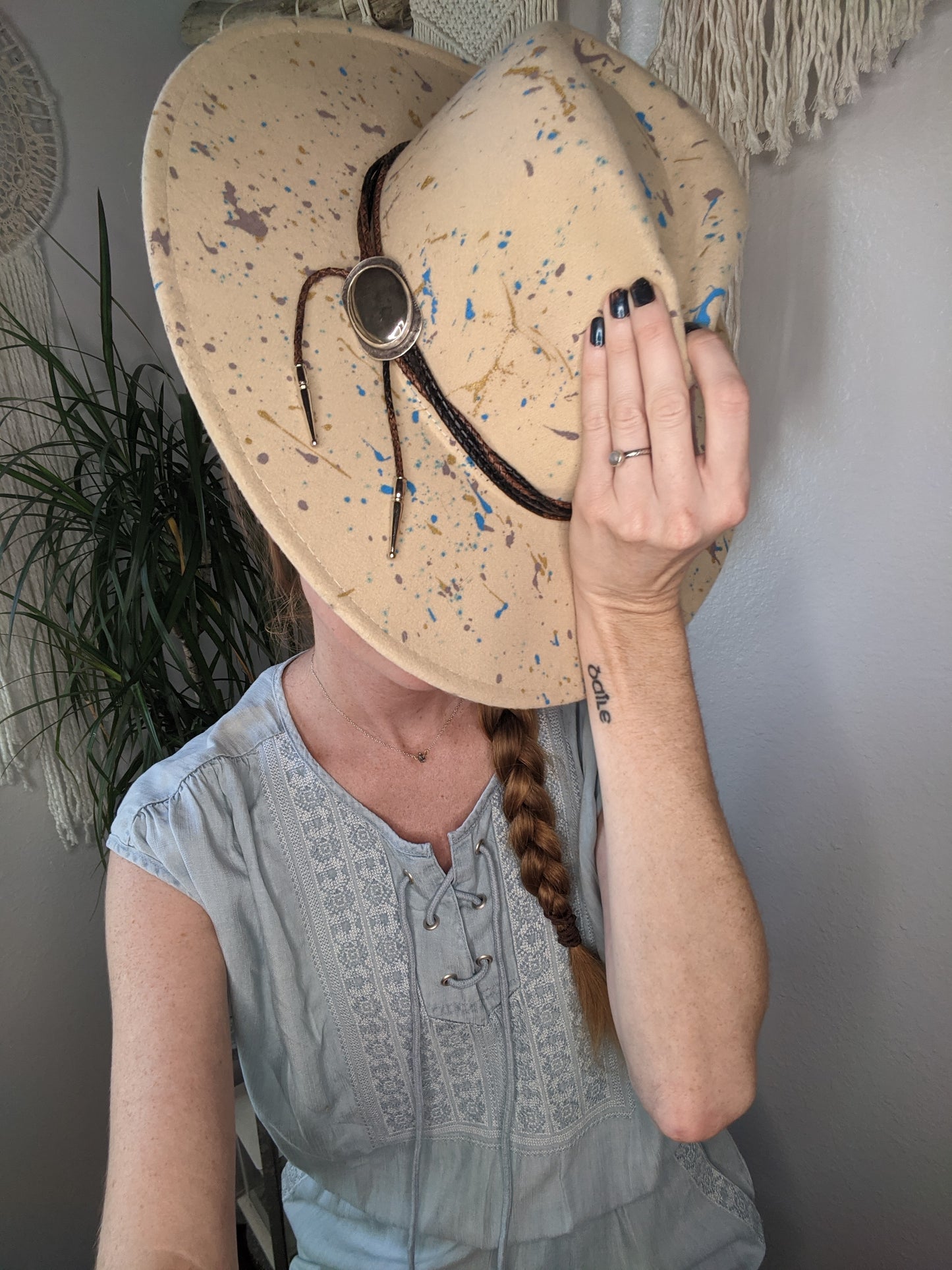 Sombrero de ala ancha beige con salpicaduras y banda color amatista - Talla grande