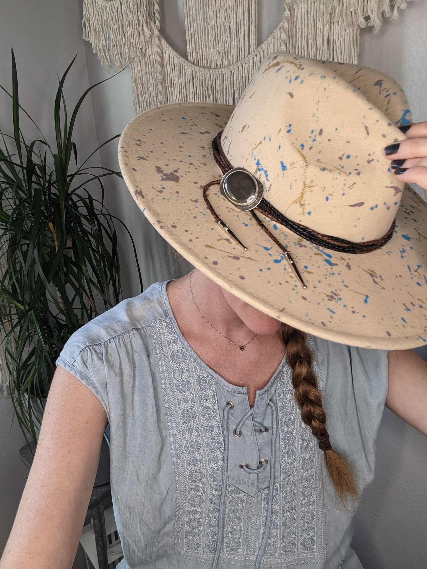 Sombrero de ala ancha beige con salpicaduras y banda color amatista - Talla grande