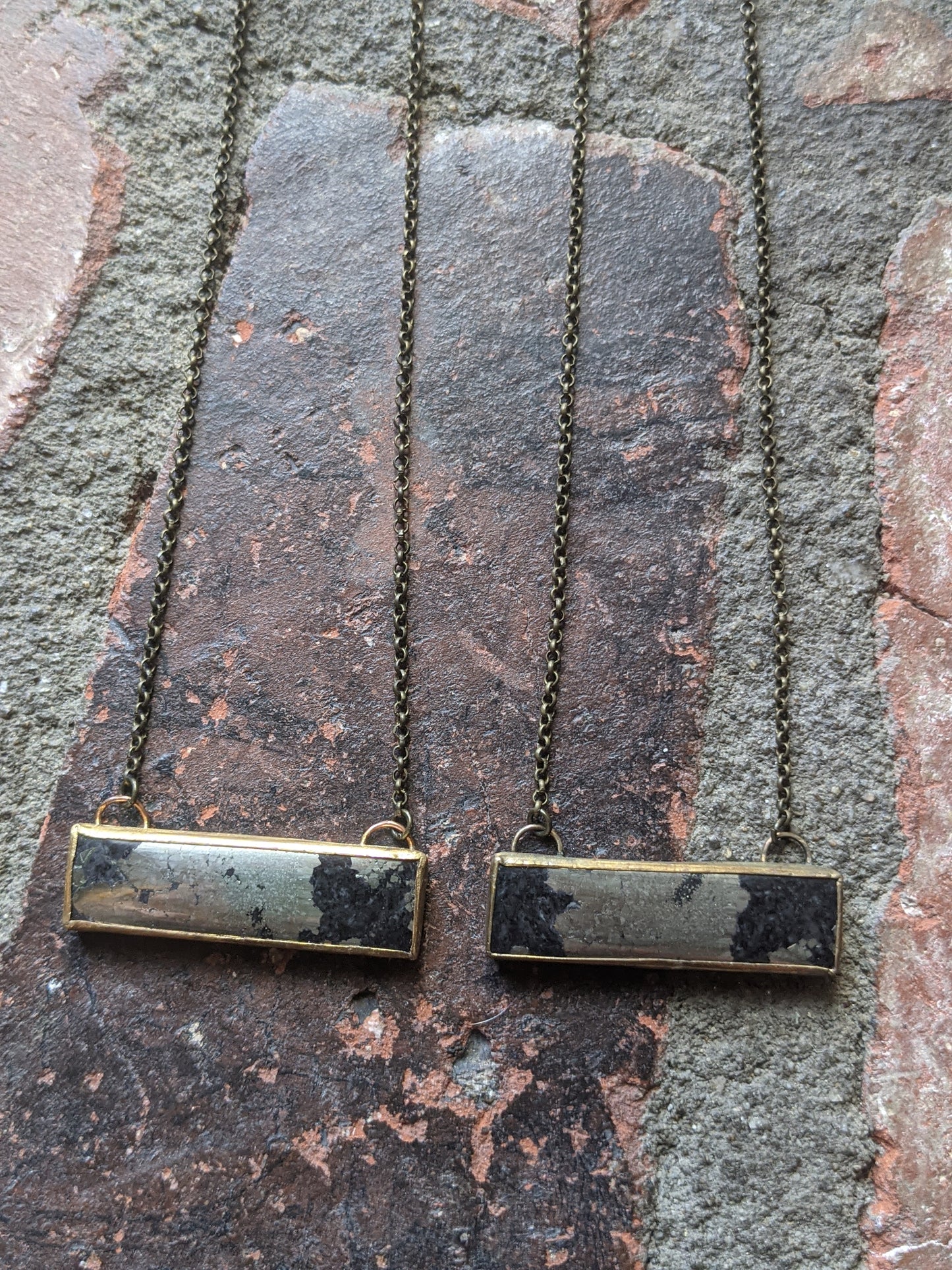 Collar de latón con barra rectangular de oro Apache (MTO)