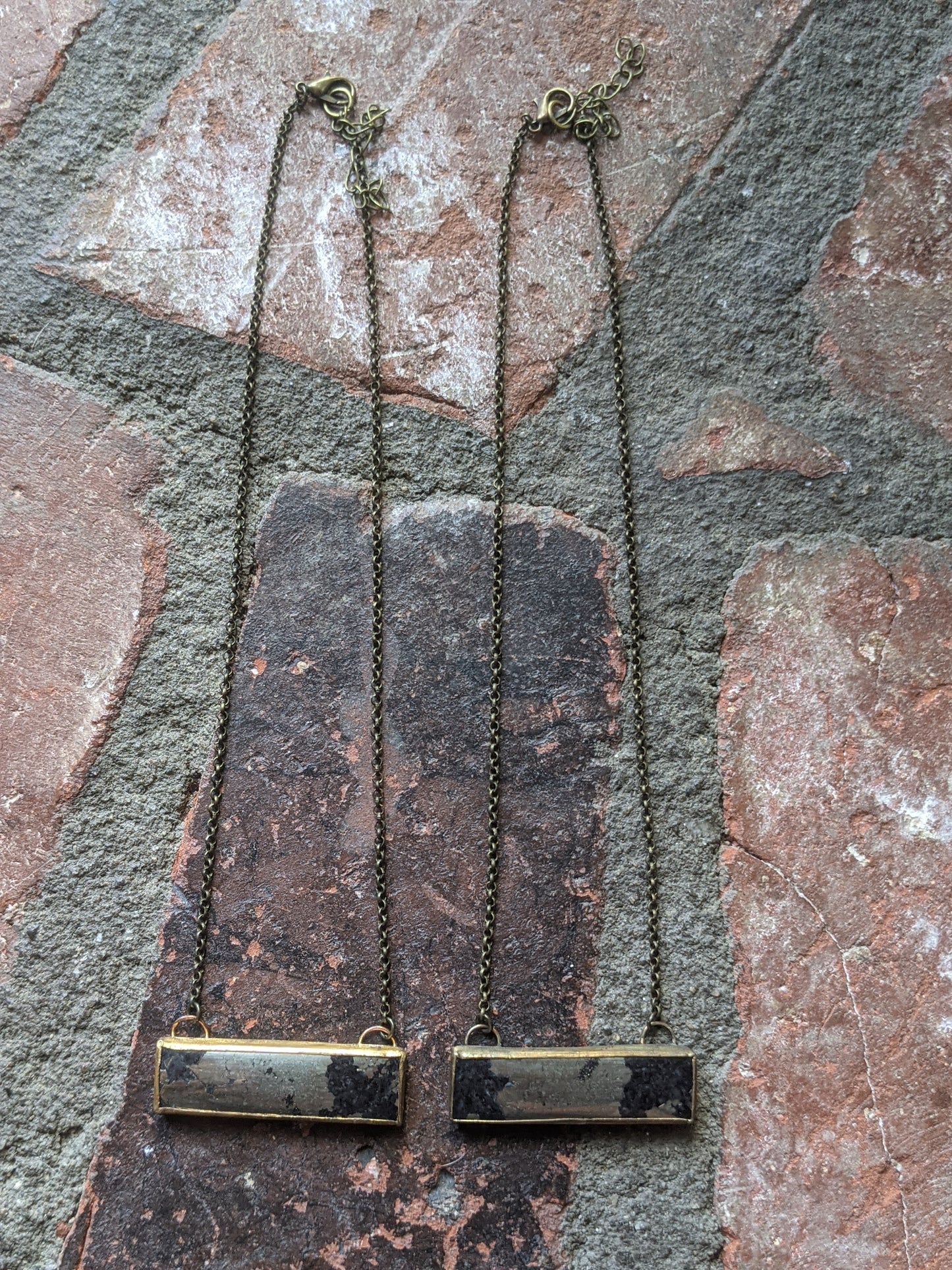 Collar de latón con barra rectangular de oro Apache (MTO)