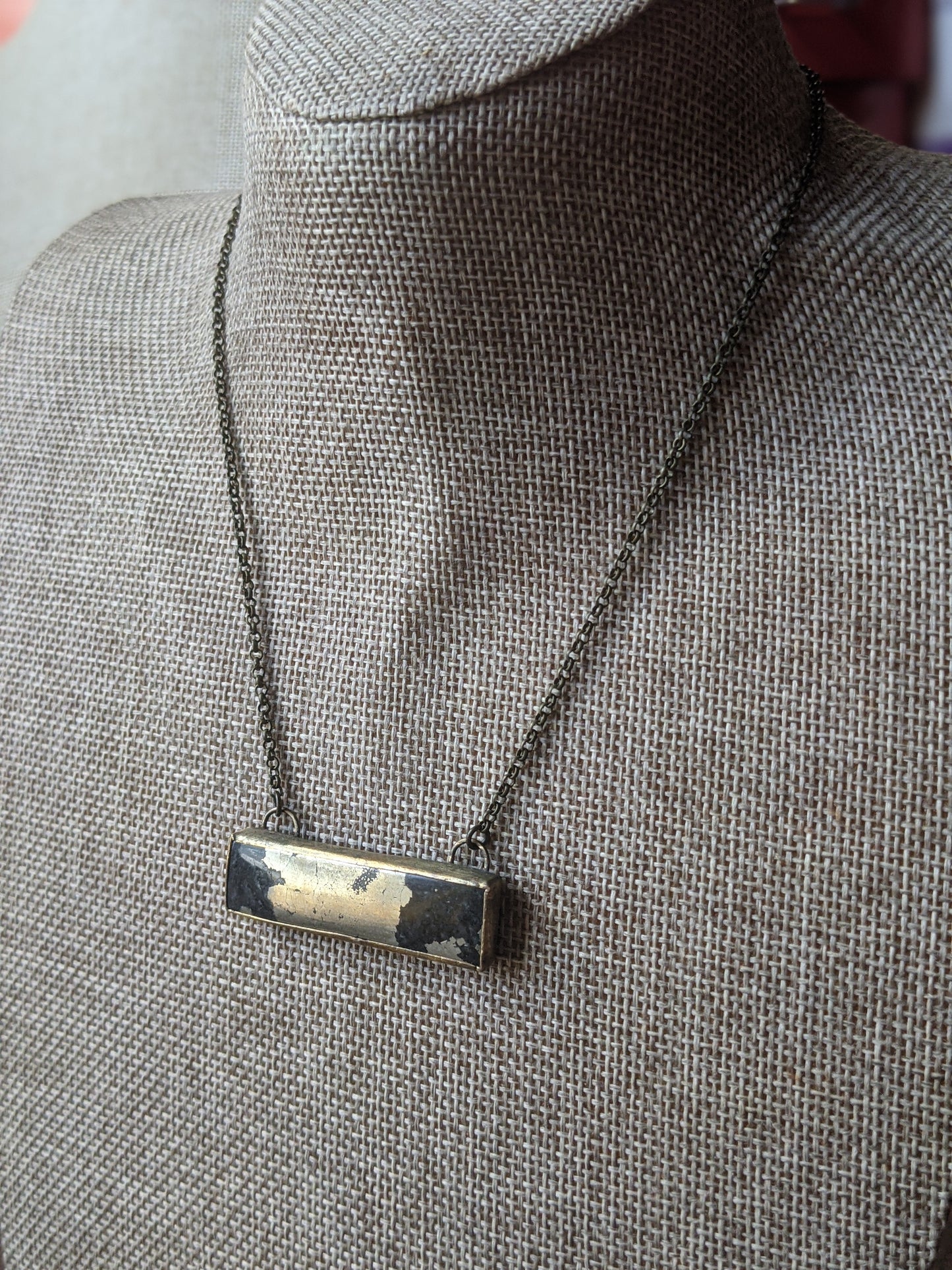 Collar de latón con barra rectangular de oro Apache (MTO)