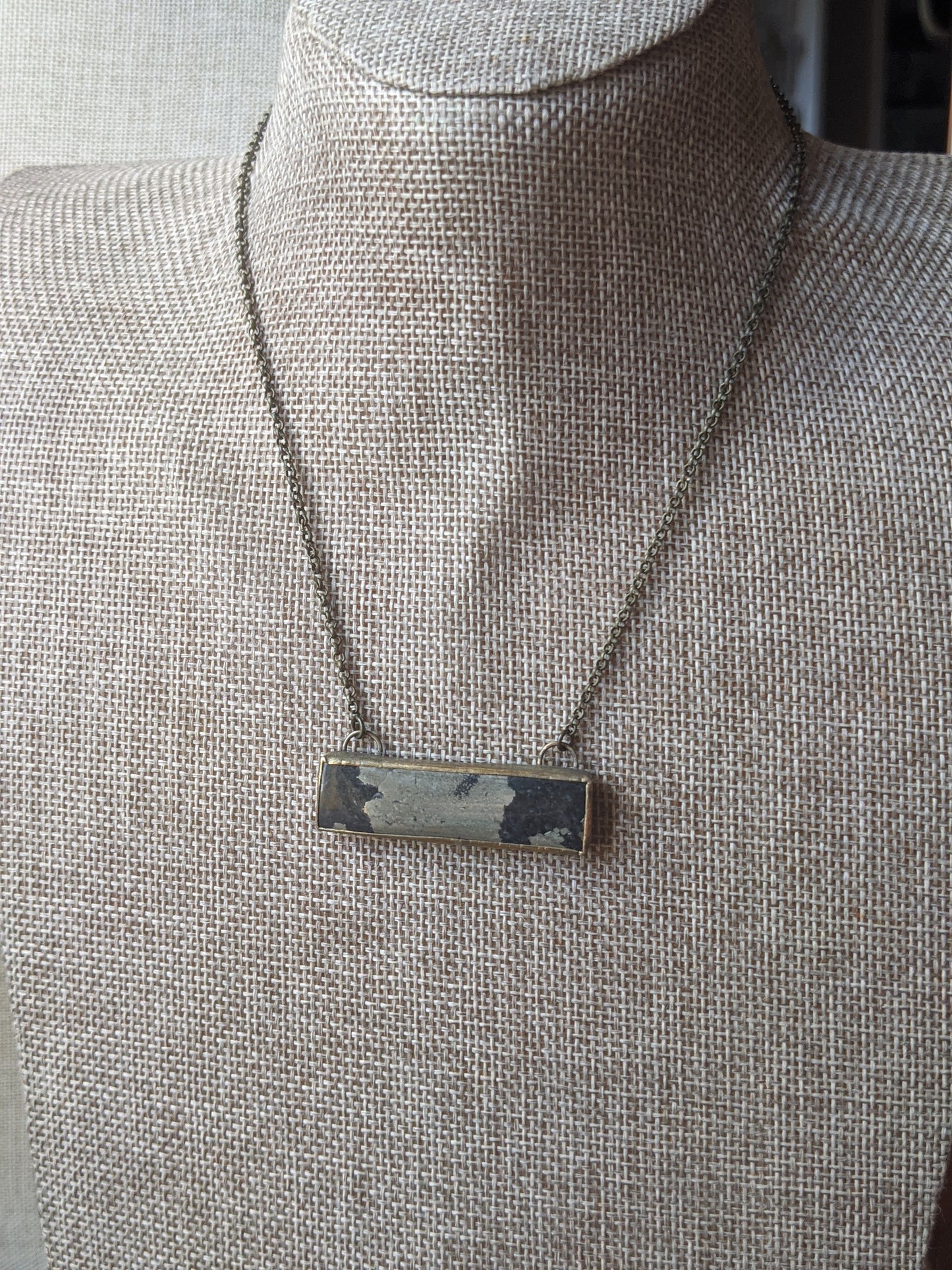 Collar de latón con barra rectangular de oro Apache (MTO)