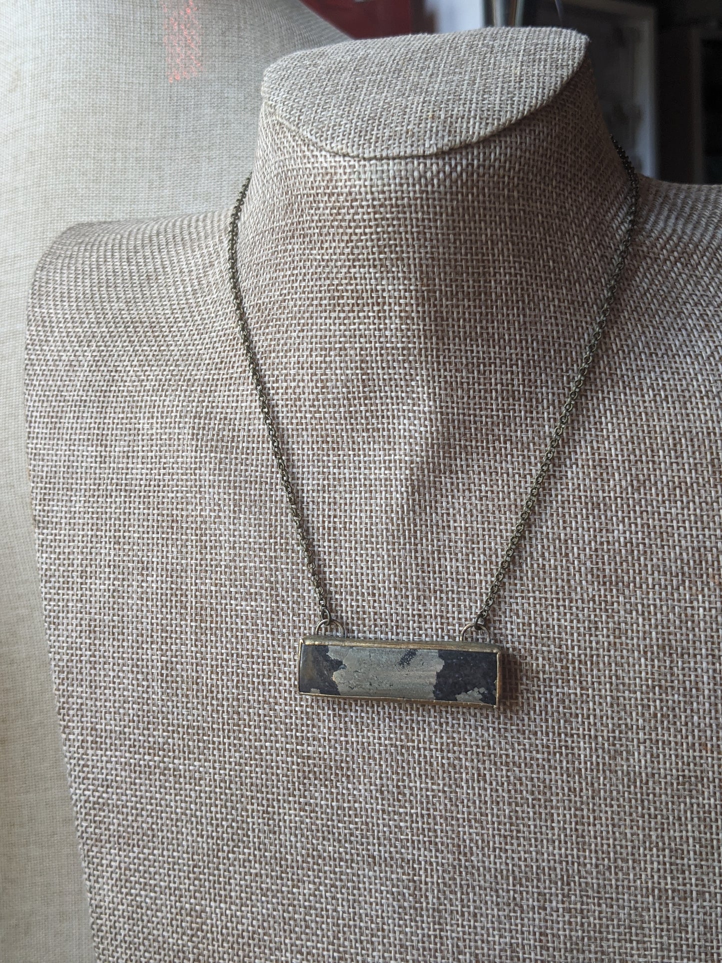 Collar de latón con barra rectangular de oro Apache (MTO)