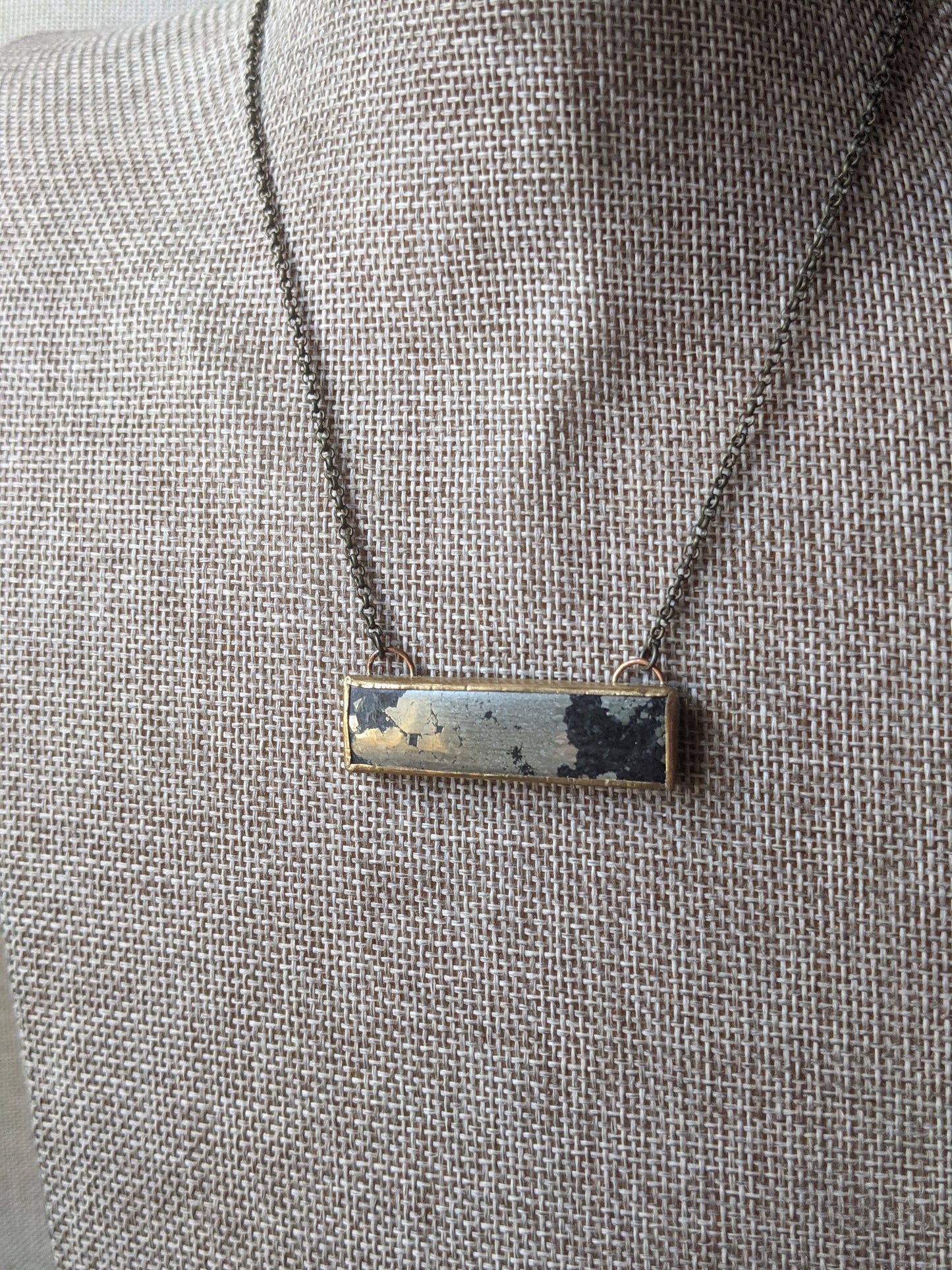 Collar de latón con barra rectangular de oro Apache (MTO)