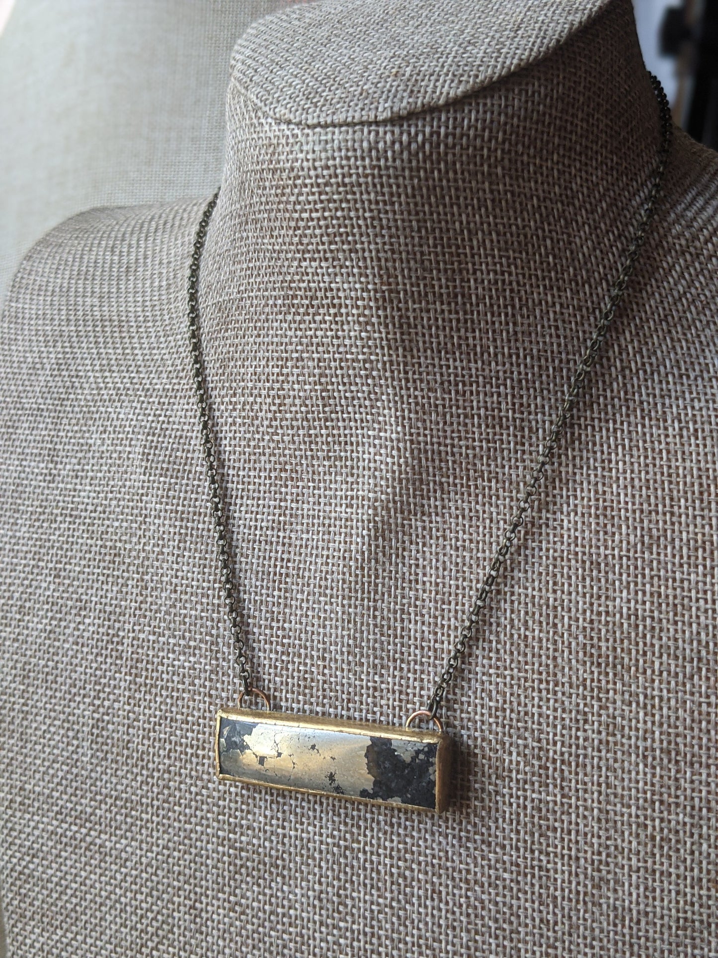 Collar de latón con barra rectangular de oro Apache (MTO)