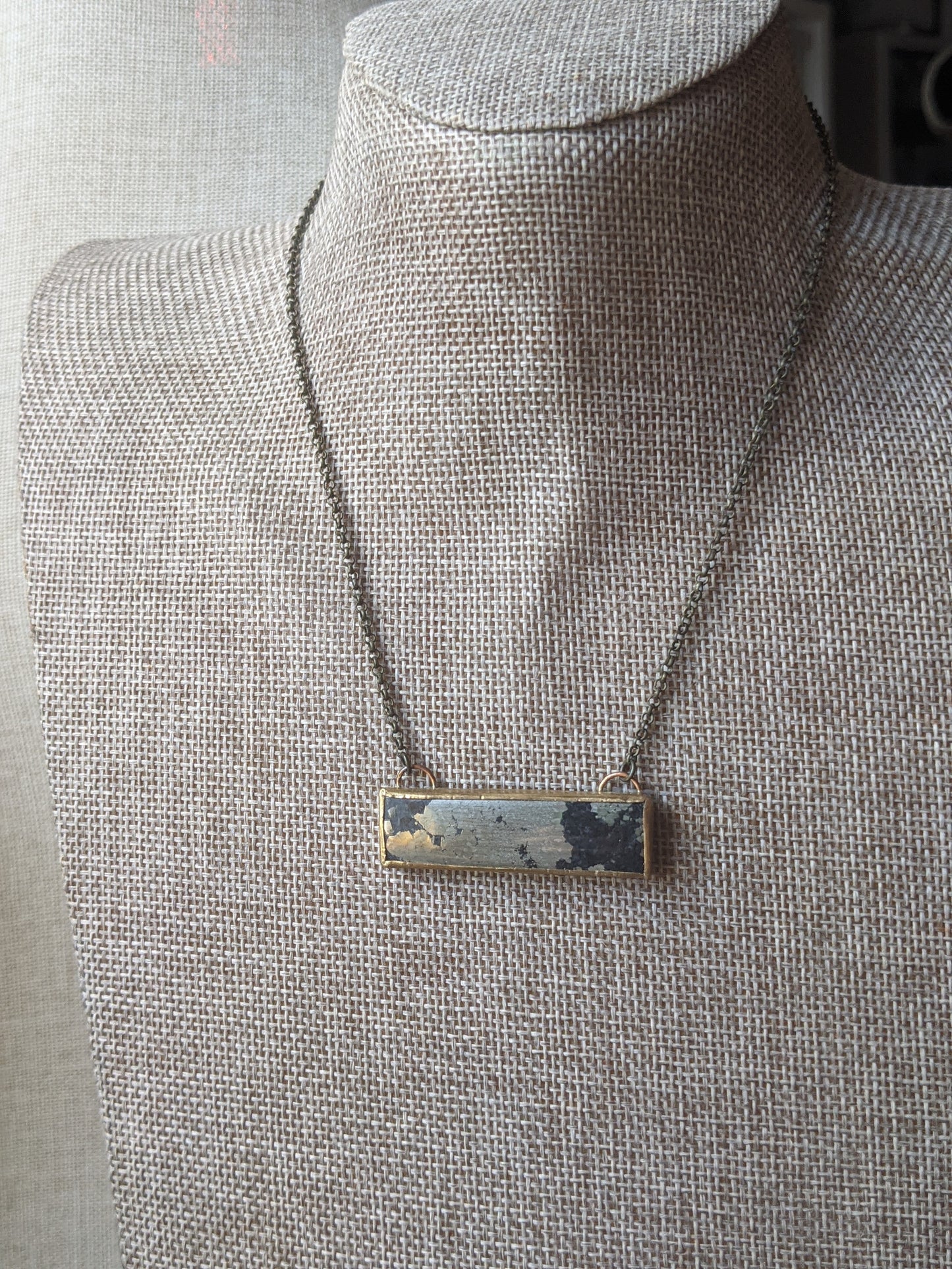 Collar de latón con barra rectangular de oro Apache (MTO)