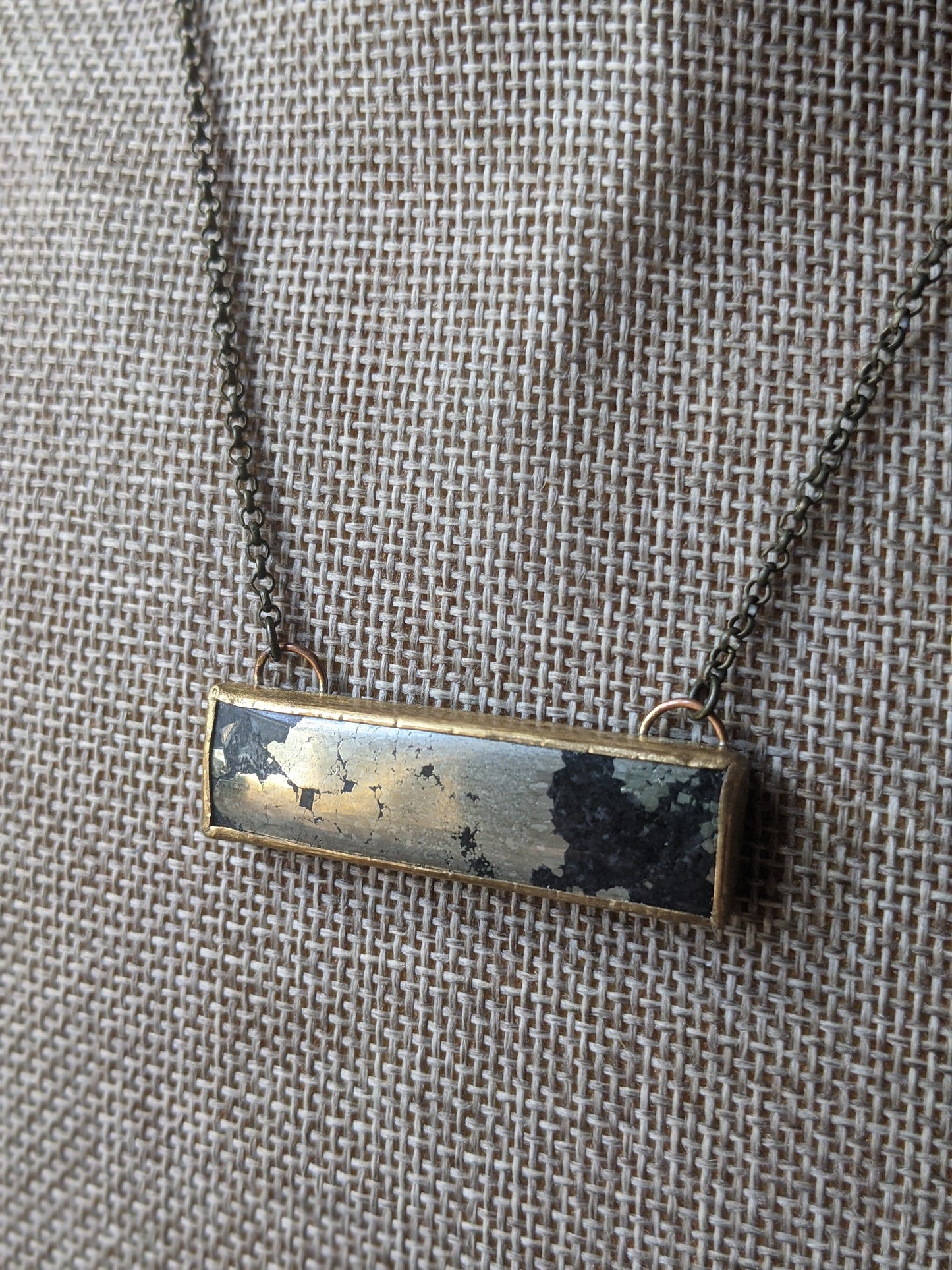 Collar de latón con barra rectangular de oro Apache (MTO)