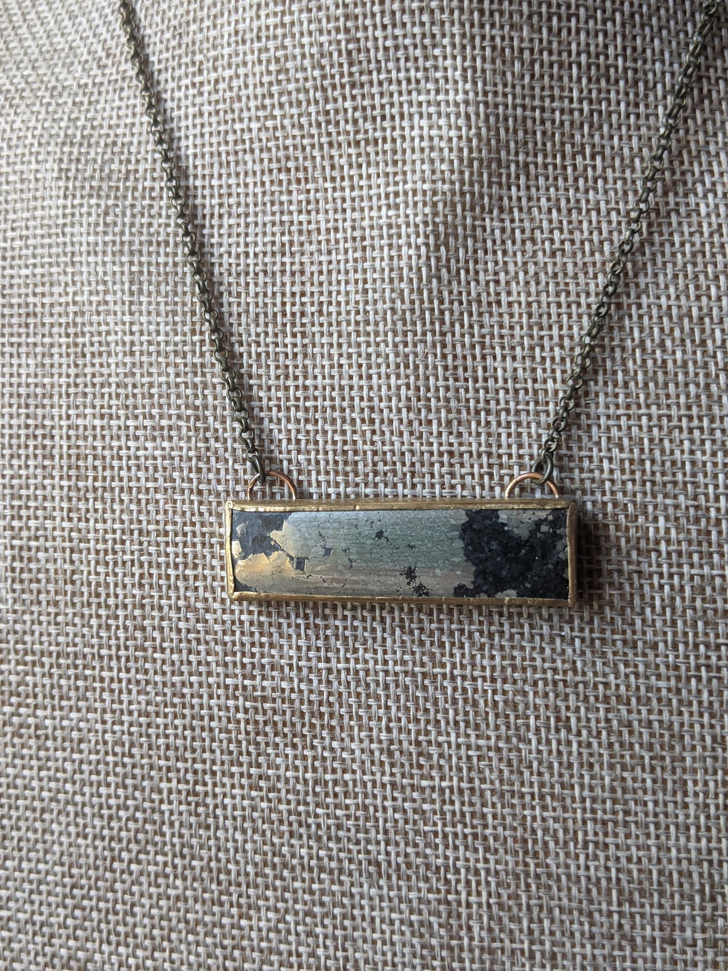 Collar de latón con barra rectangular de oro Apache (MTO)