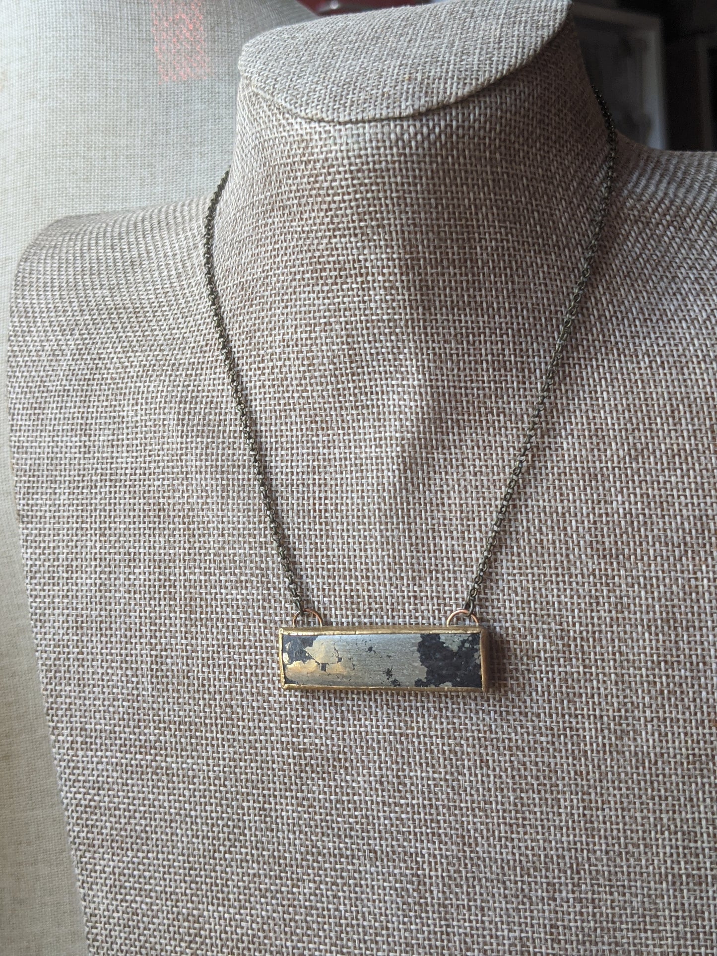 Collar de latón con barra rectangular de oro Apache (MTO)