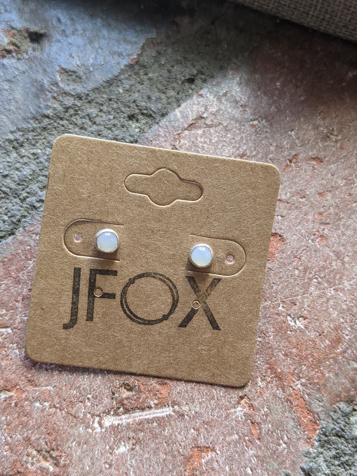Pendientes de plata con piedra lunar de 5 mm (MTO)