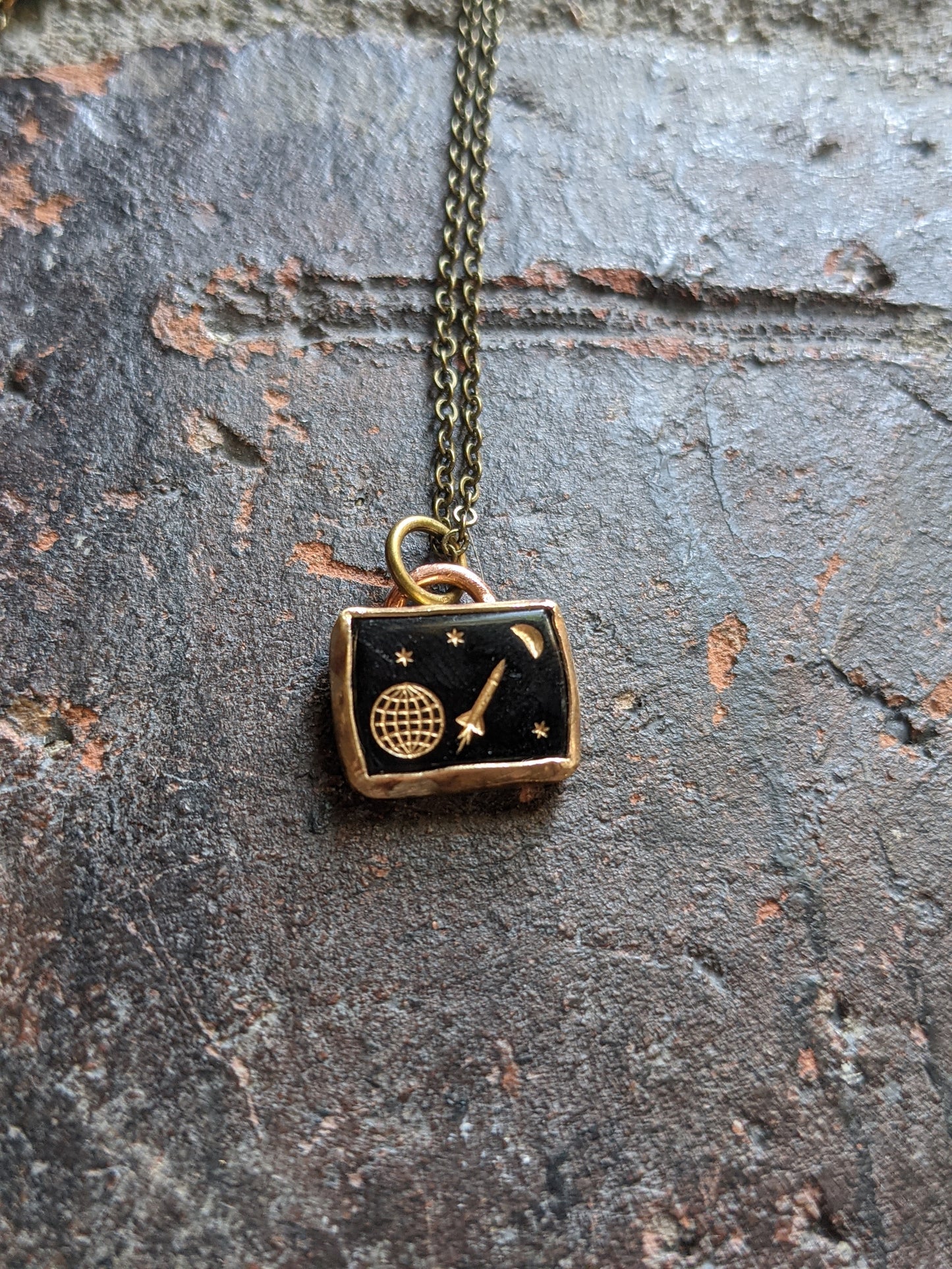 Colgante de cohete vintage de latón "Llévame a la Luna"