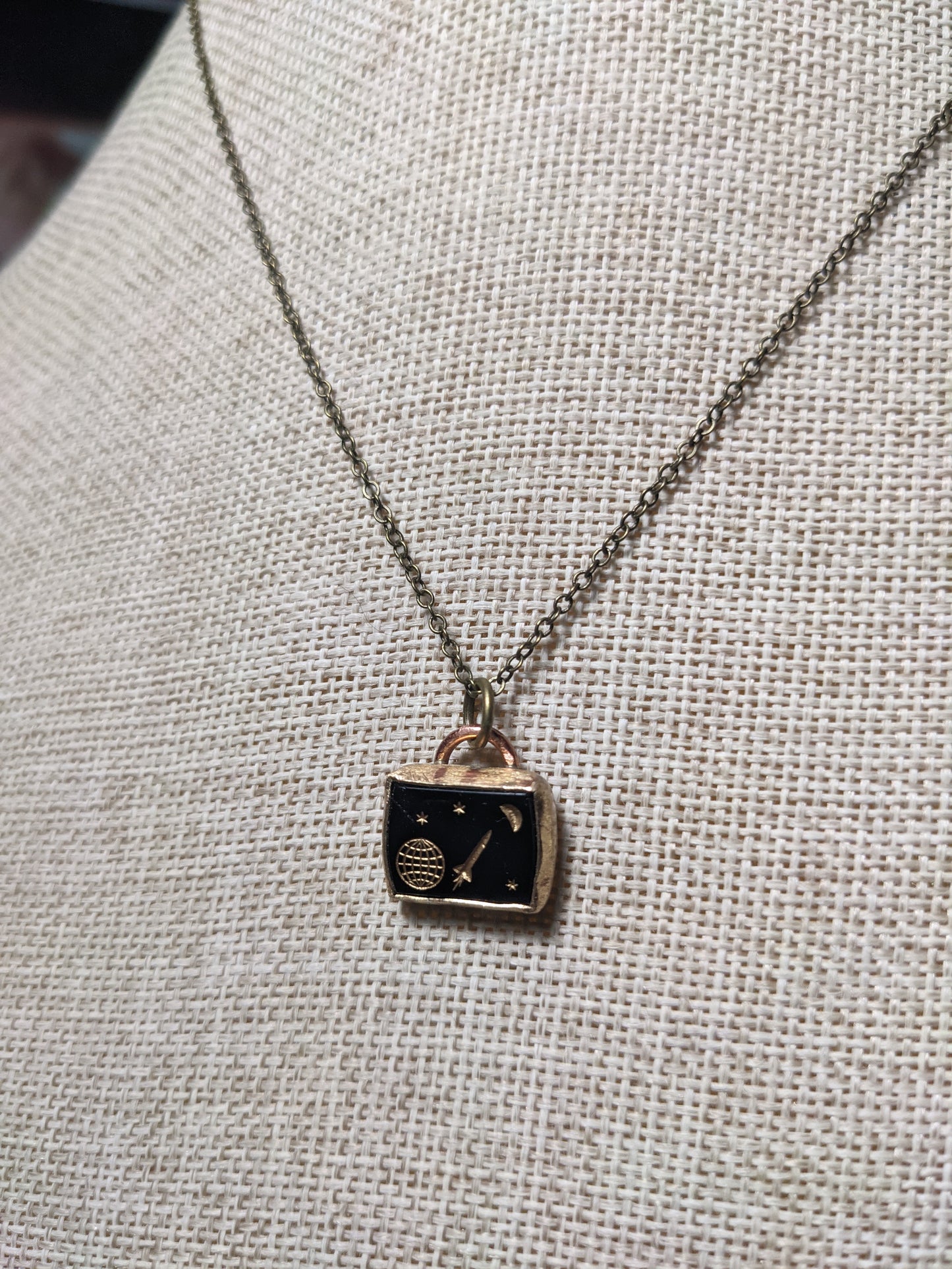 Colgante de cohete vintage de latón "Llévame a la Luna"