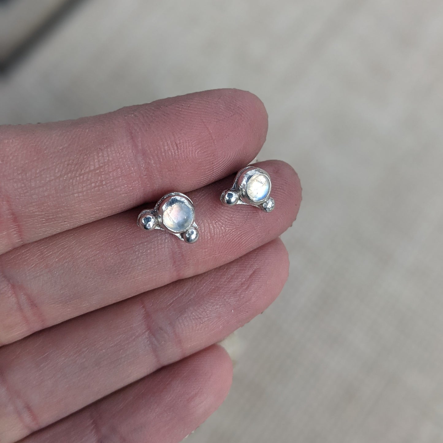 Pendientes de uso diario adornados con piedra lunar y plata de ley (MTO)