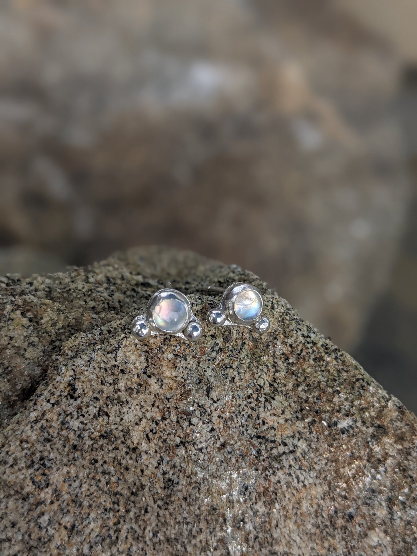 Pendientes de uso diario adornados con piedra lunar y plata de ley (MTO)