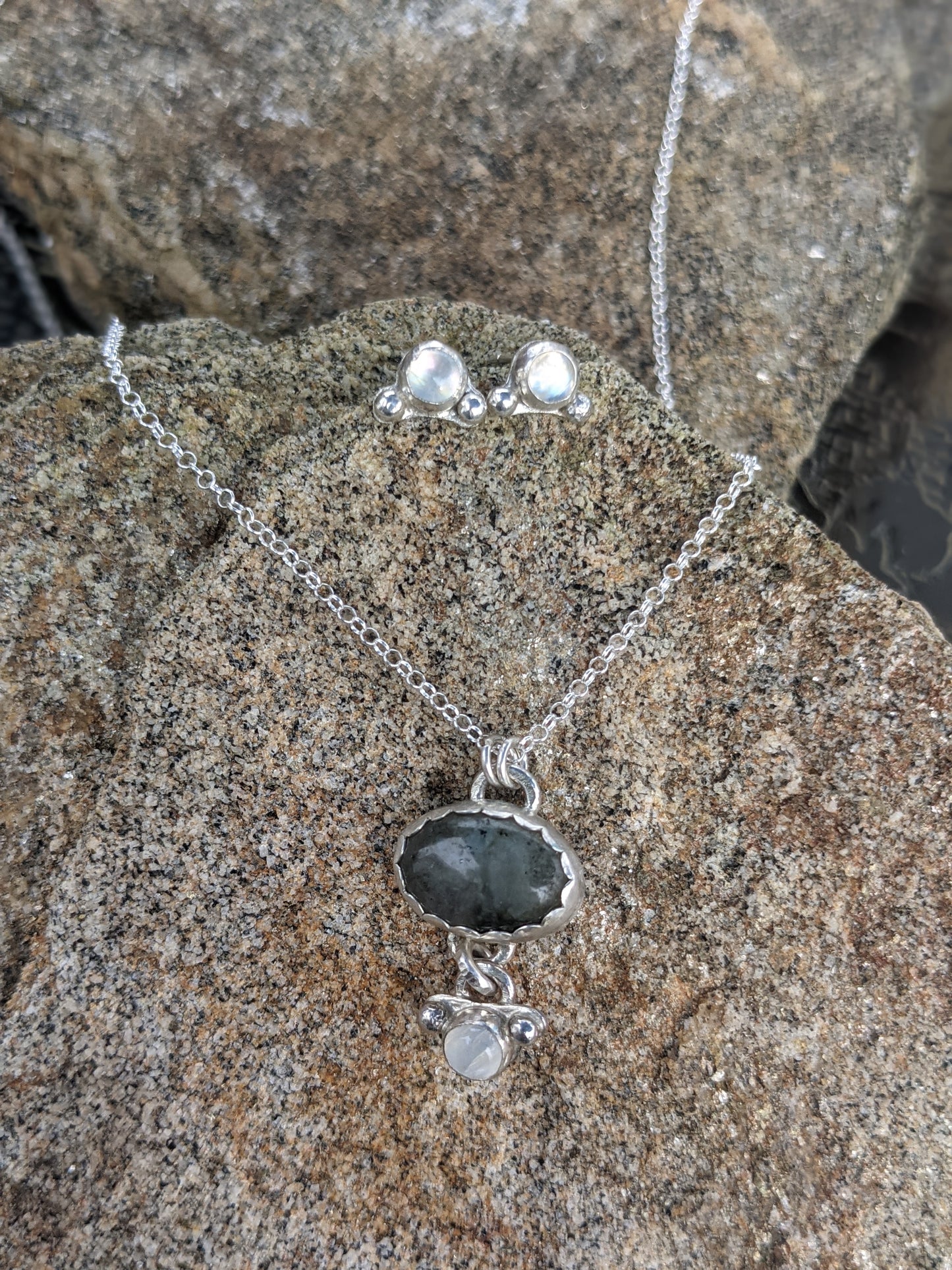 Pendientes de uso diario adornados con piedra lunar y plata de ley (MTO)