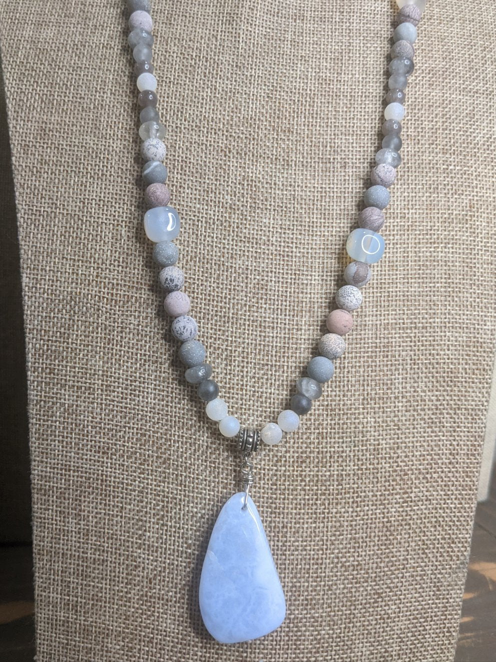 Collar llamativo de jaspe artístico y ágata de encaje azul