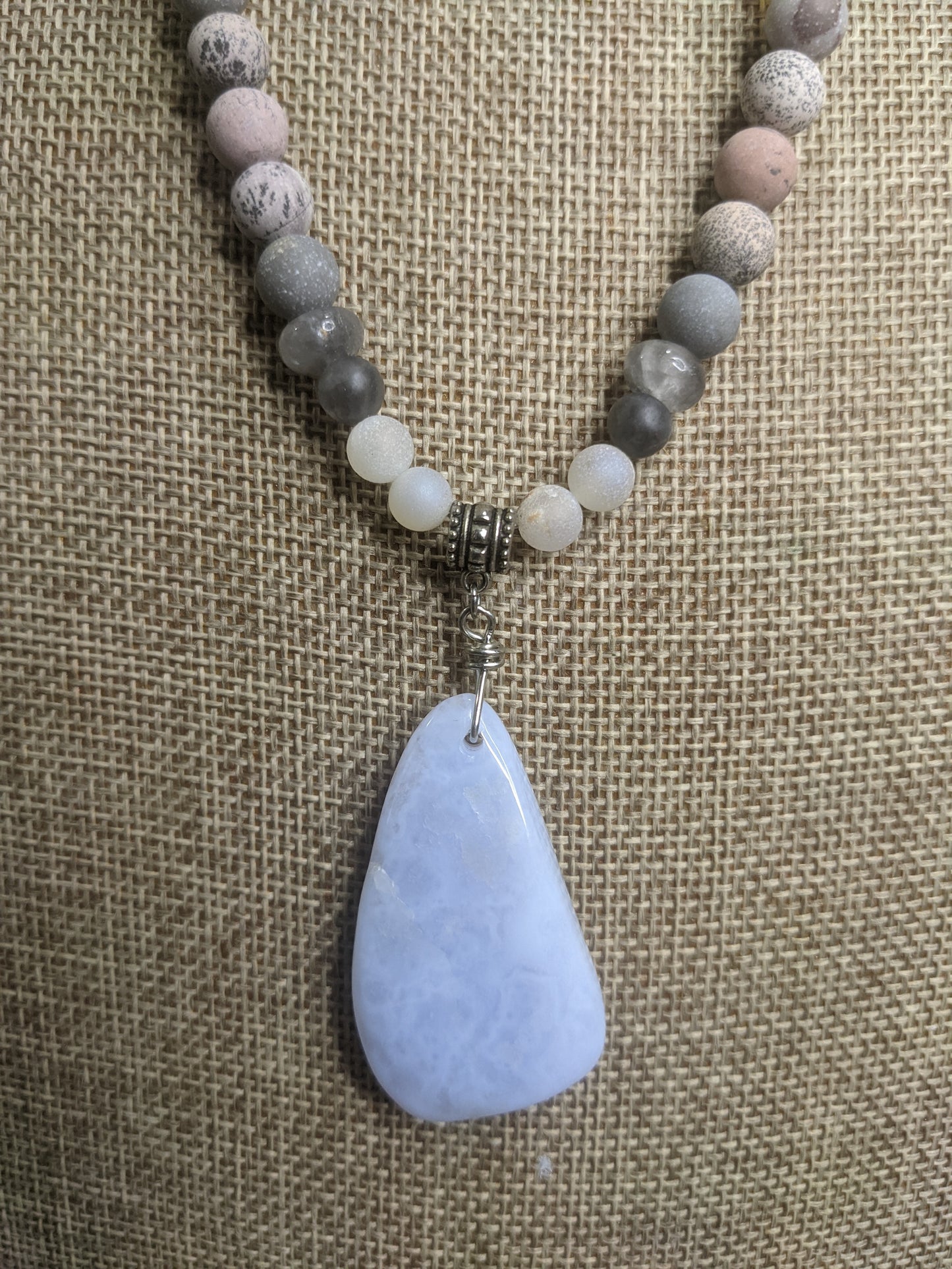 Collar llamativo de jaspe artístico y ágata de encaje azul