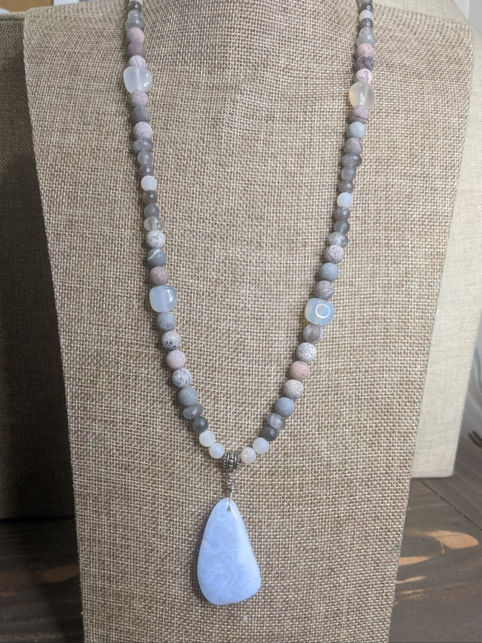 Collar llamativo de jaspe artístico y ágata de encaje azul