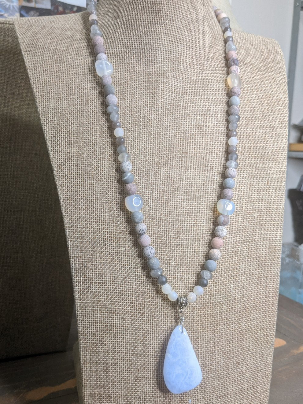 Collar llamativo de jaspe artístico y ágata de encaje azul