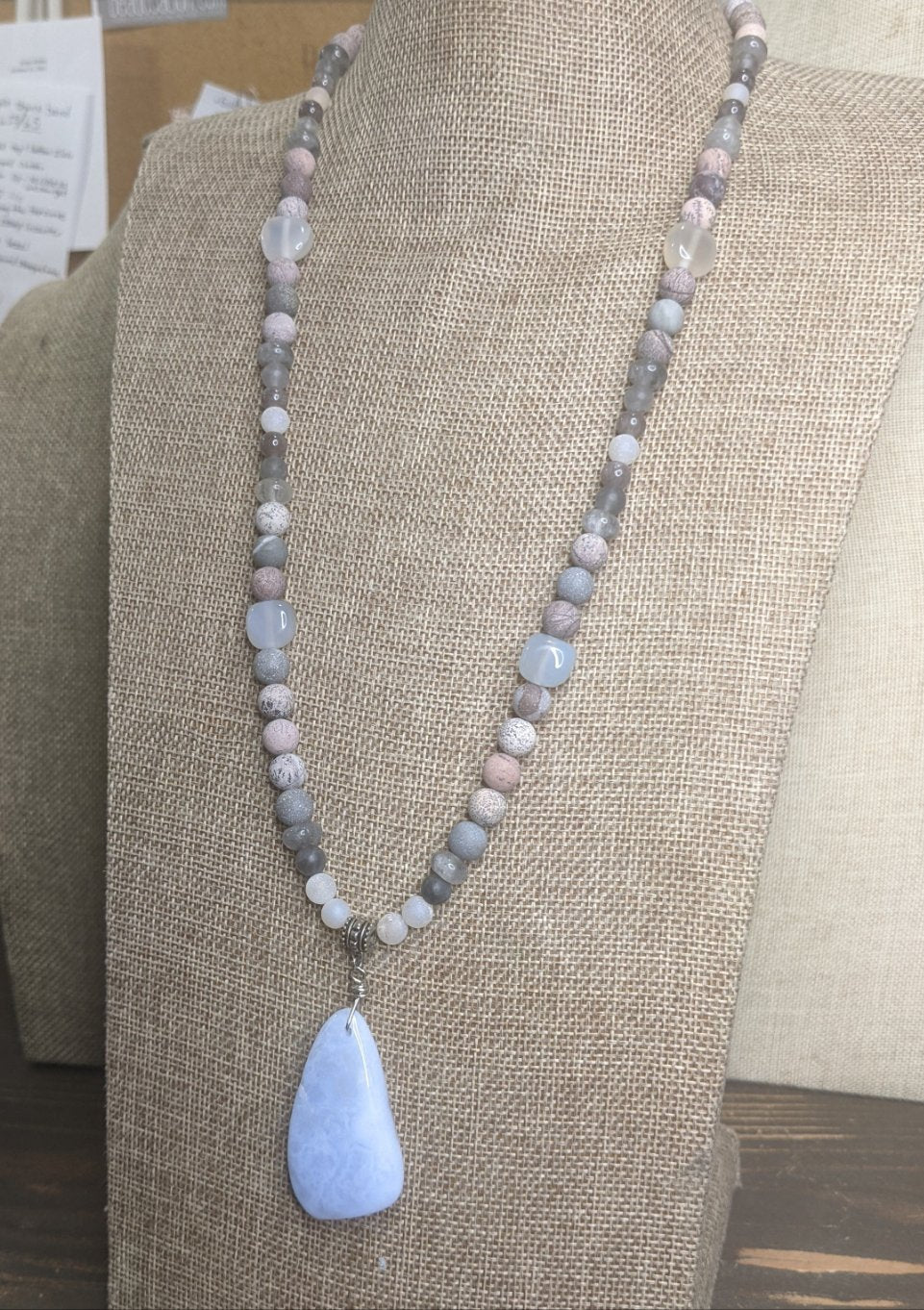 Collar llamativo de jaspe artístico y ágata de encaje azul