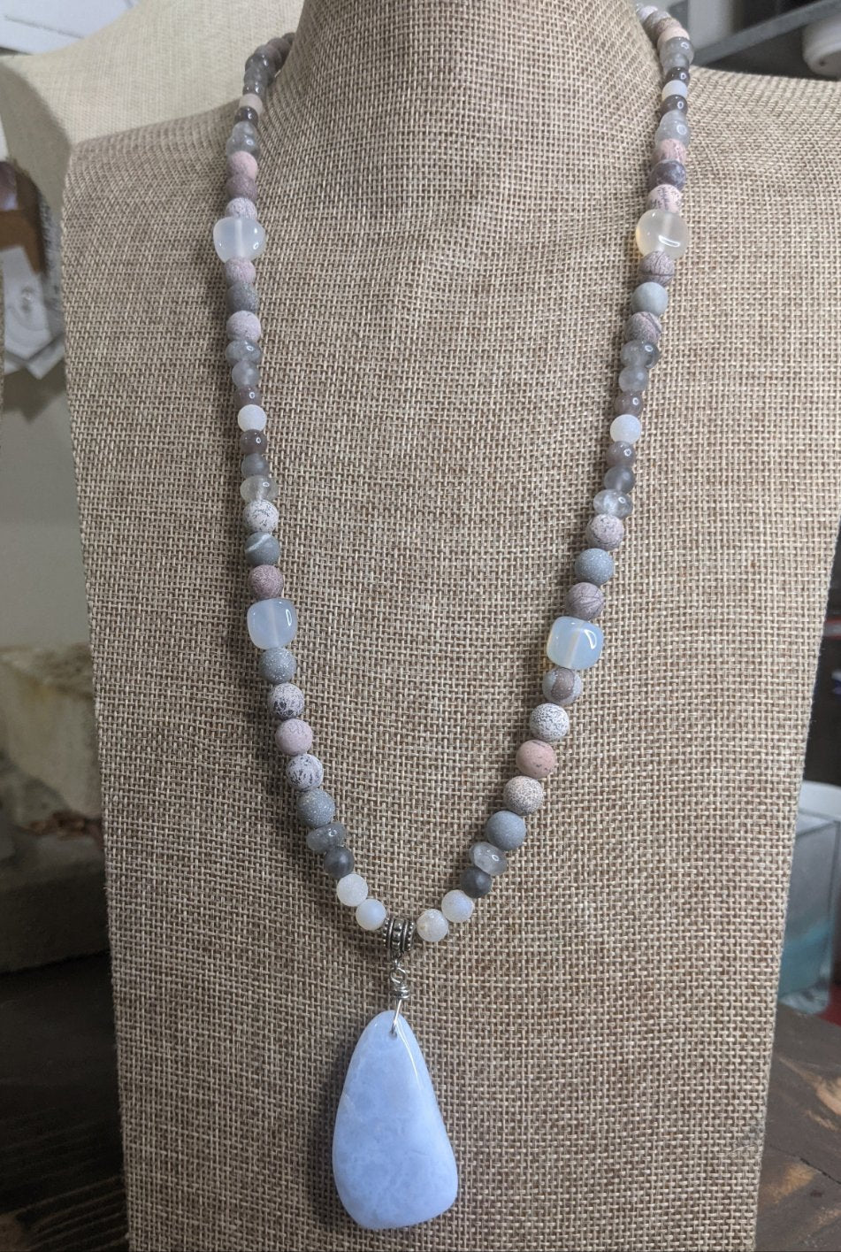 Collar llamativo de jaspe artístico y ágata de encaje azul