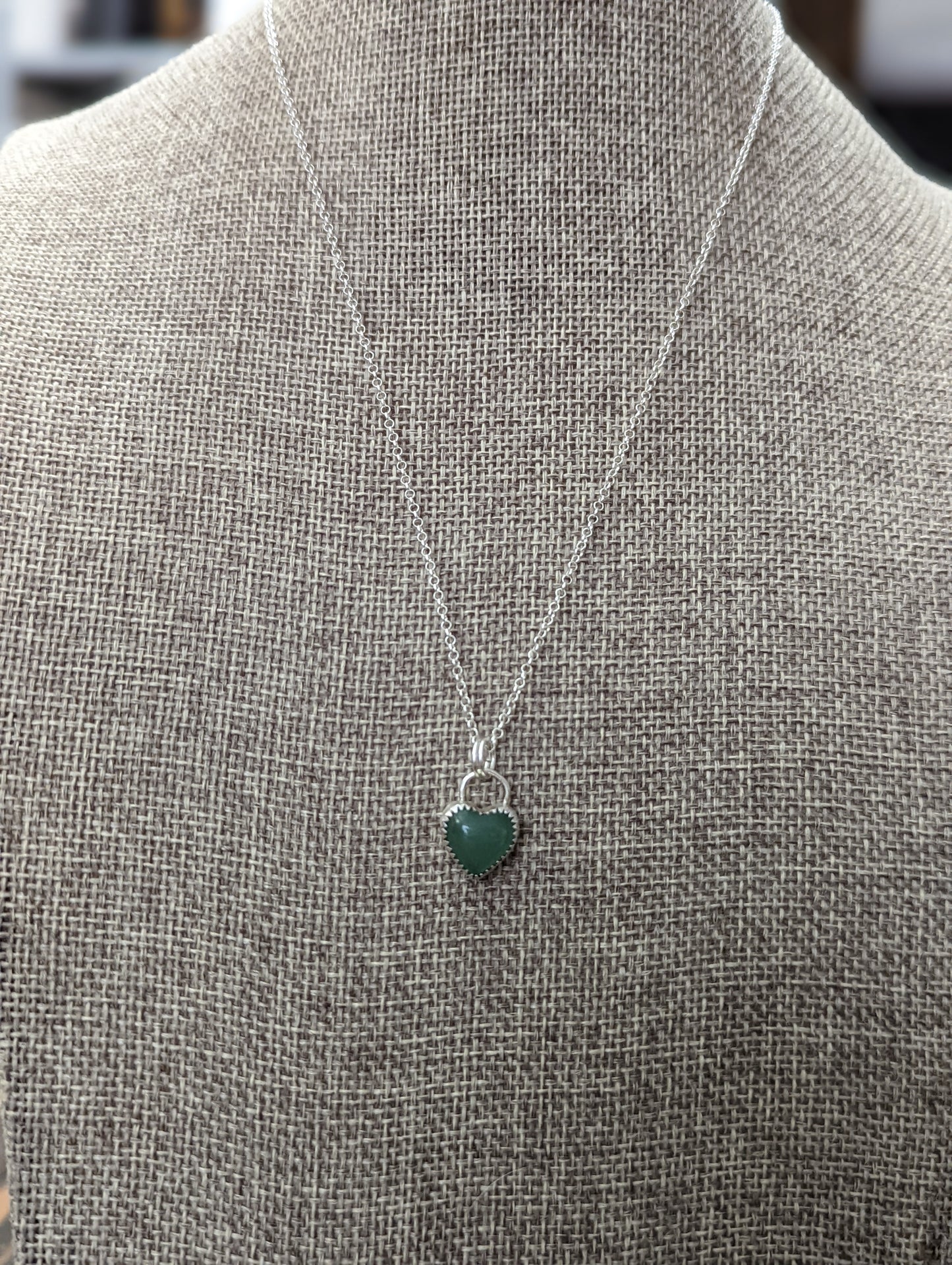 Collar de mini corazón de aventurina verde