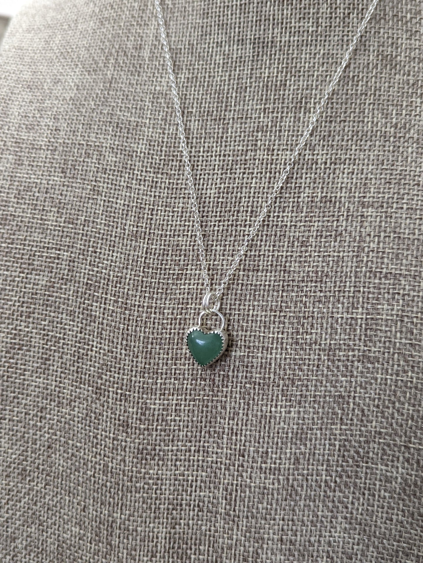 Collar de mini corazón de aventurina verde