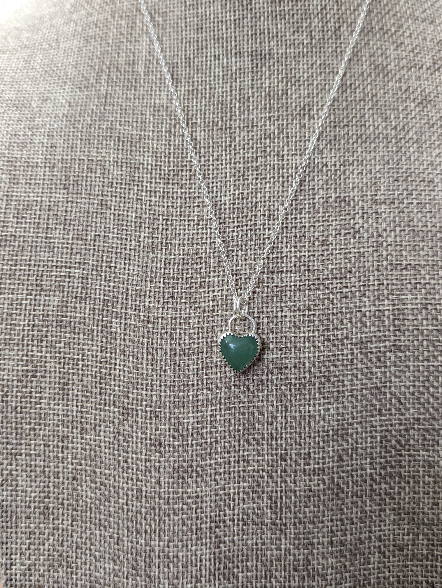 Collar de mini corazón de aventurina verde