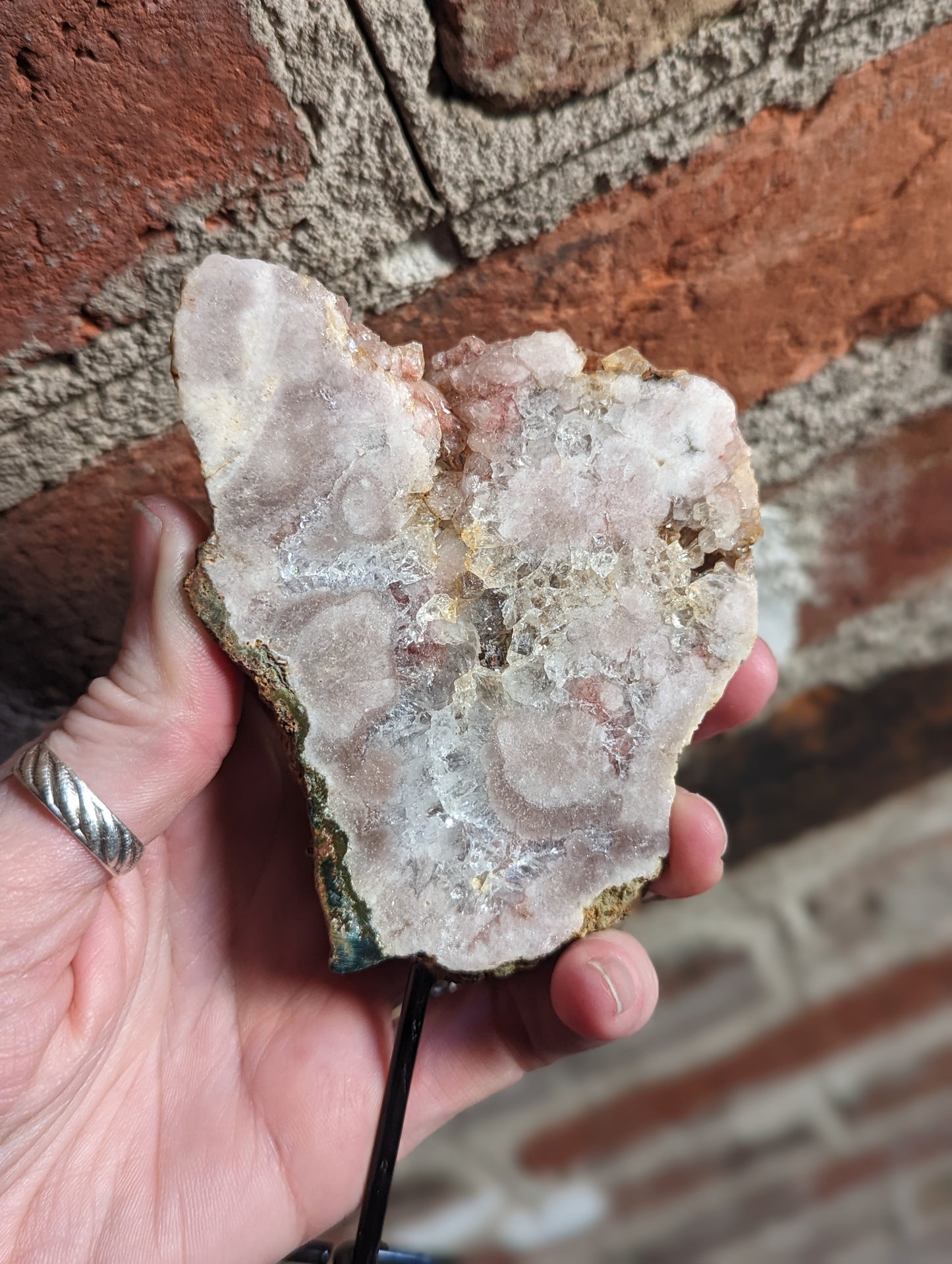 Amatista rosa sobre soporte de metal