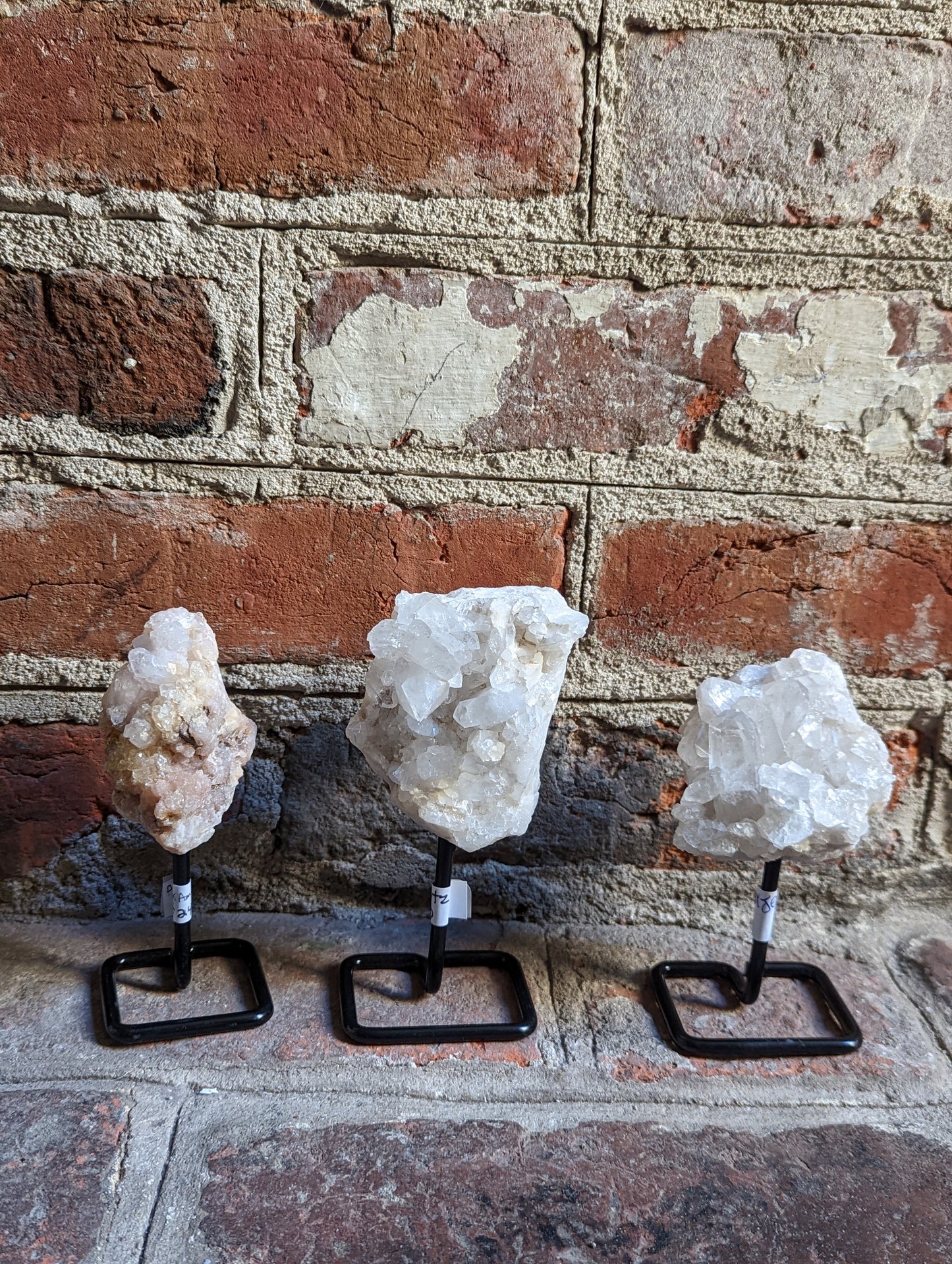Pequeños cristales crudos sobre soporte de metal