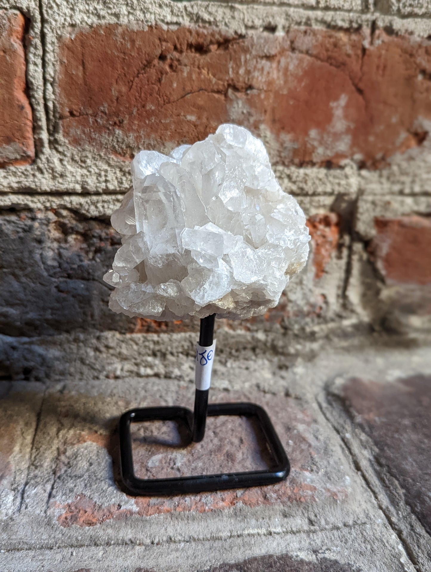 Pequeños cristales crudos sobre soporte de metal