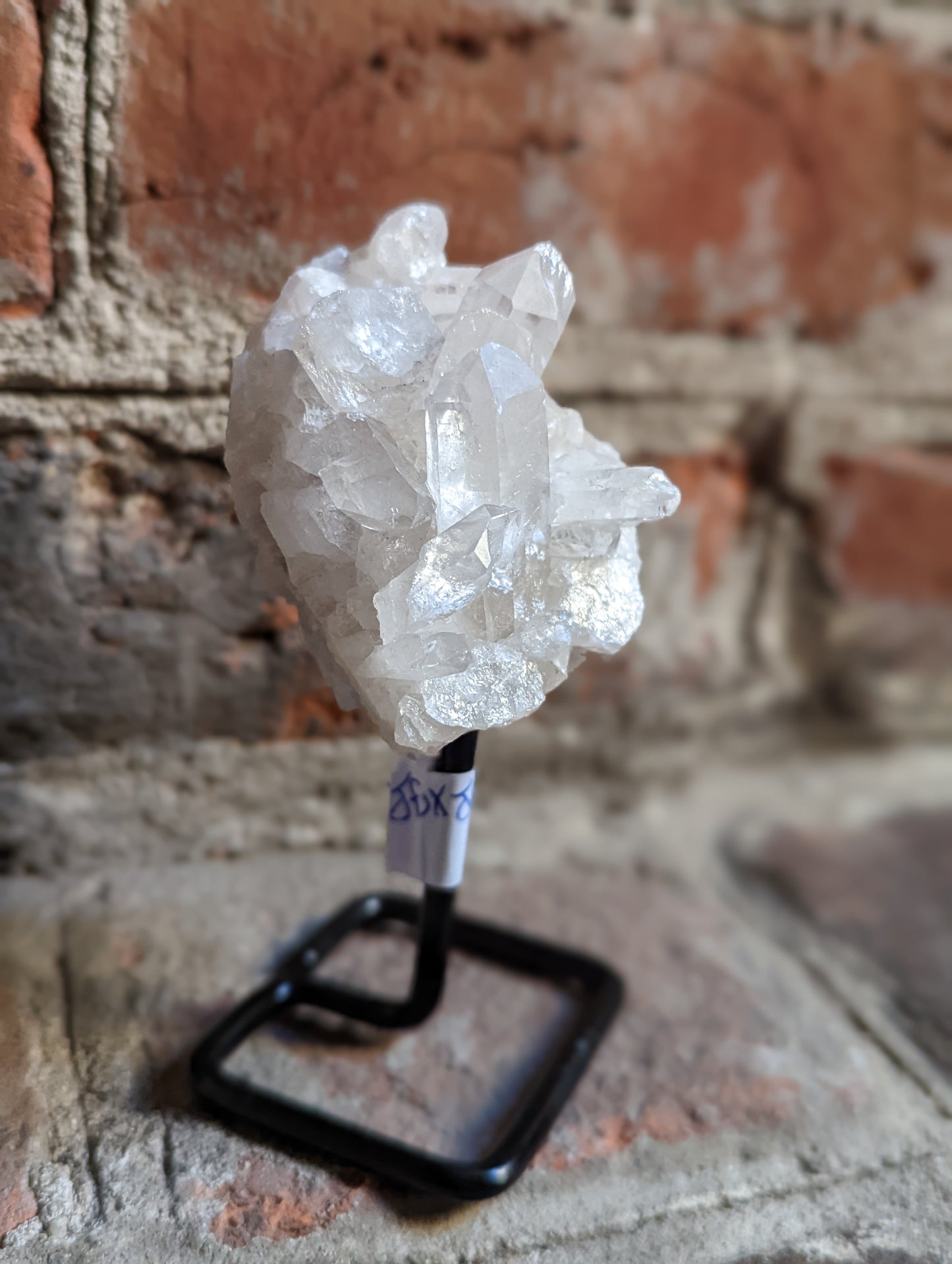 Pequeños cristales crudos sobre soporte de metal