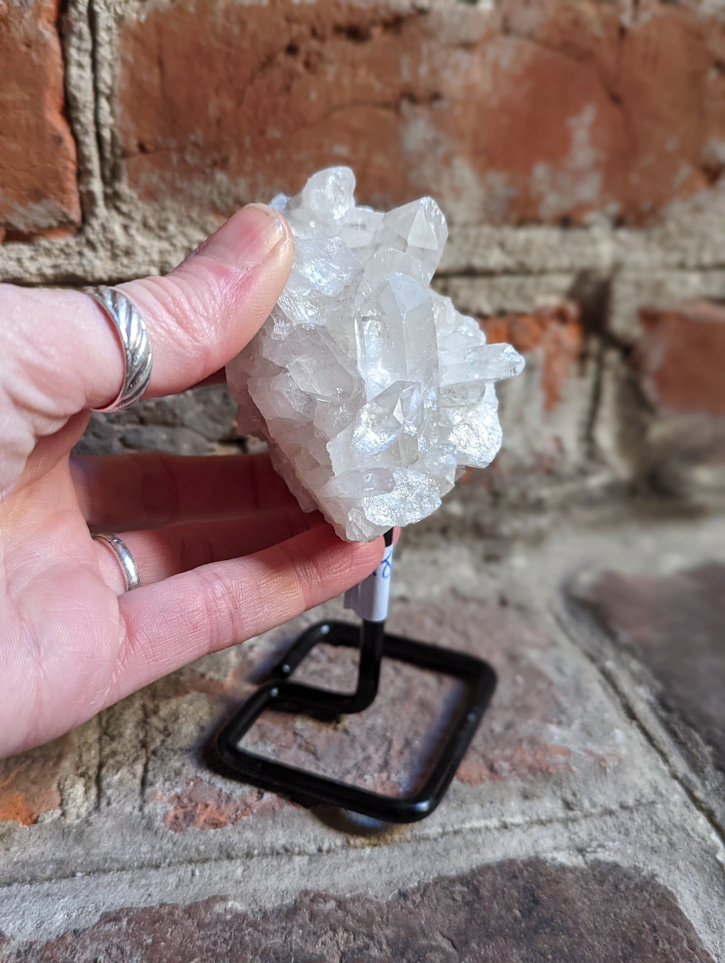 Pequeños cristales crudos sobre soporte de metal