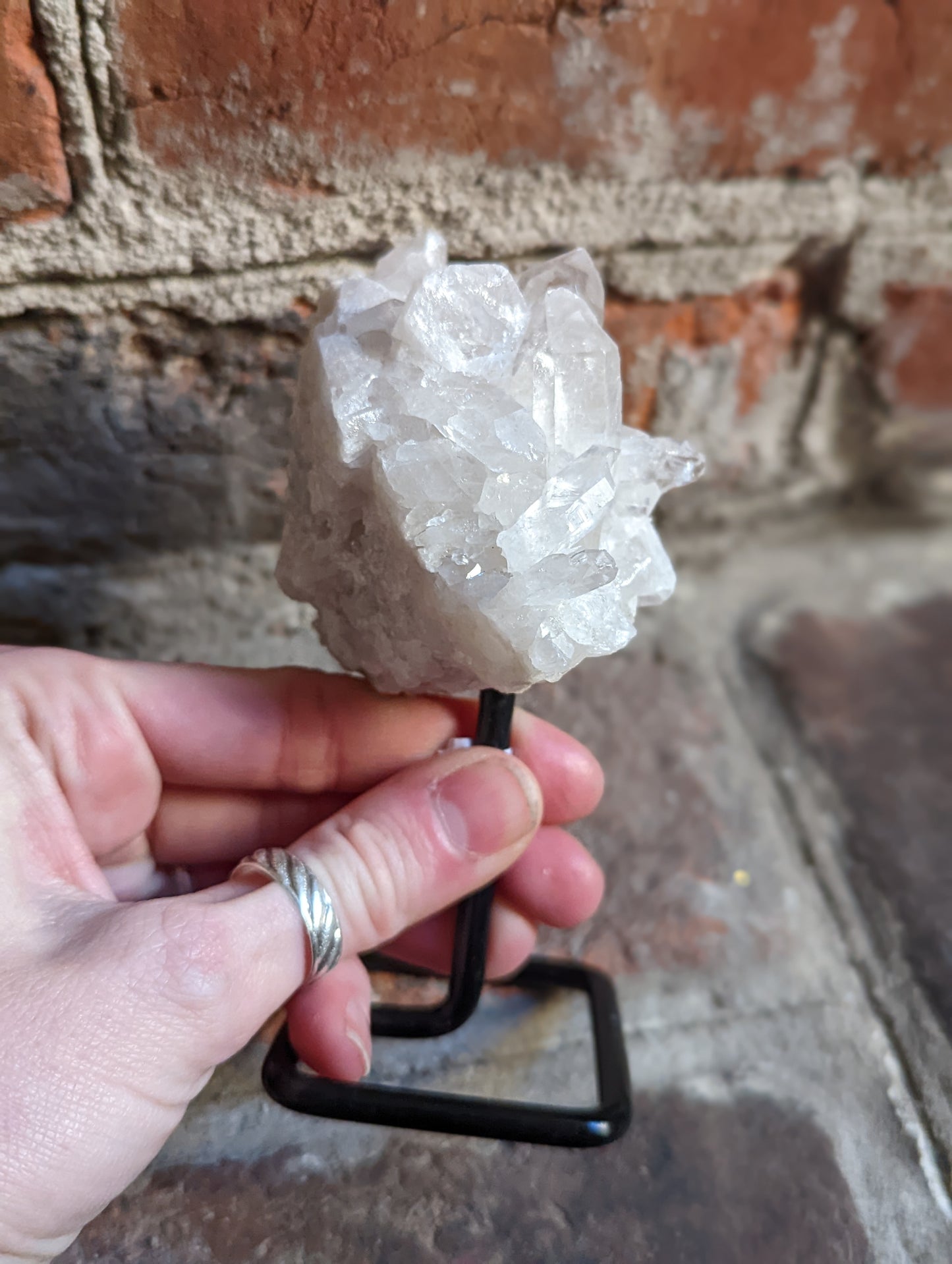 Pequeños cristales crudos sobre soporte de metal