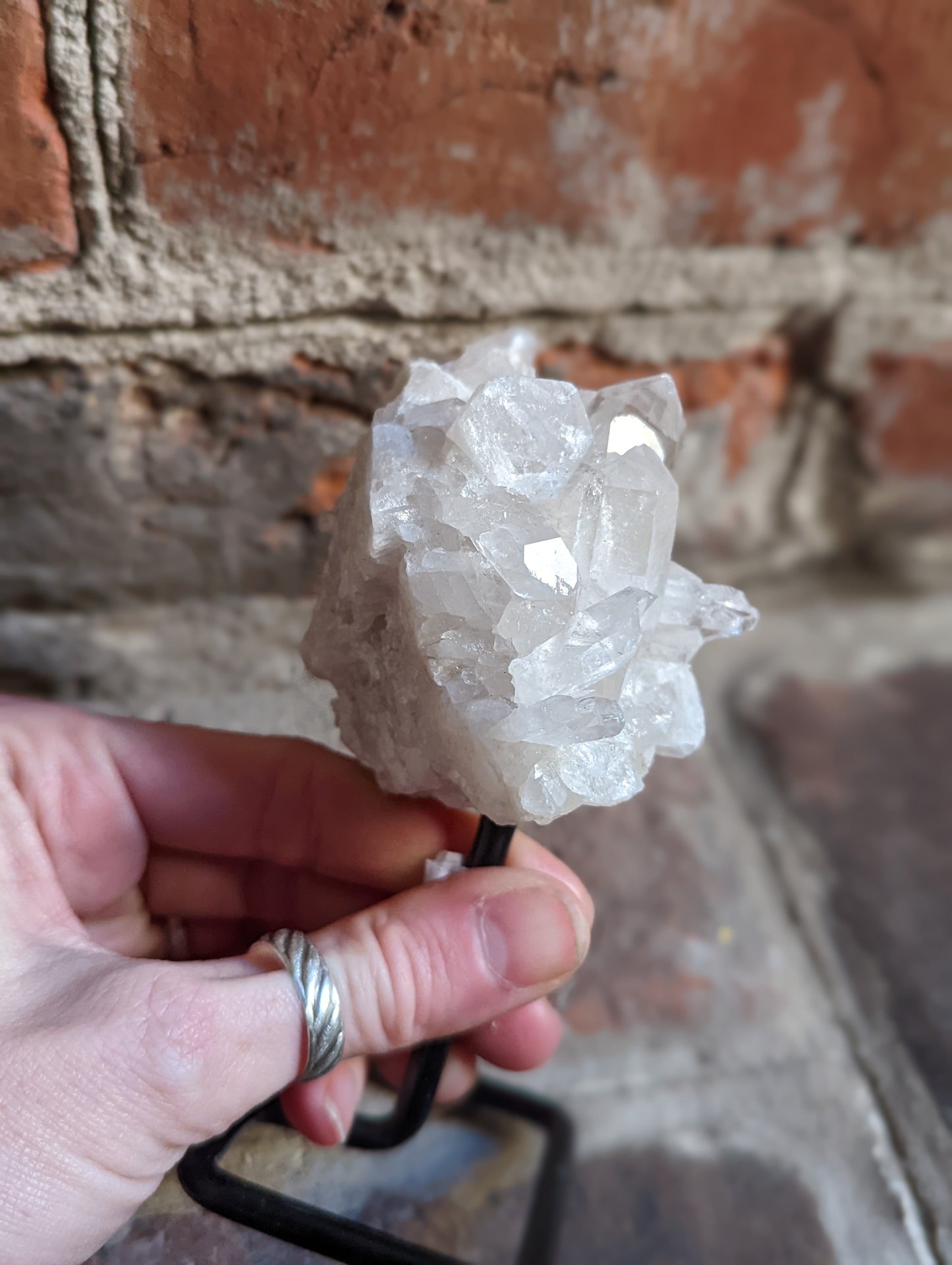 Pequeños cristales crudos sobre soporte de metal