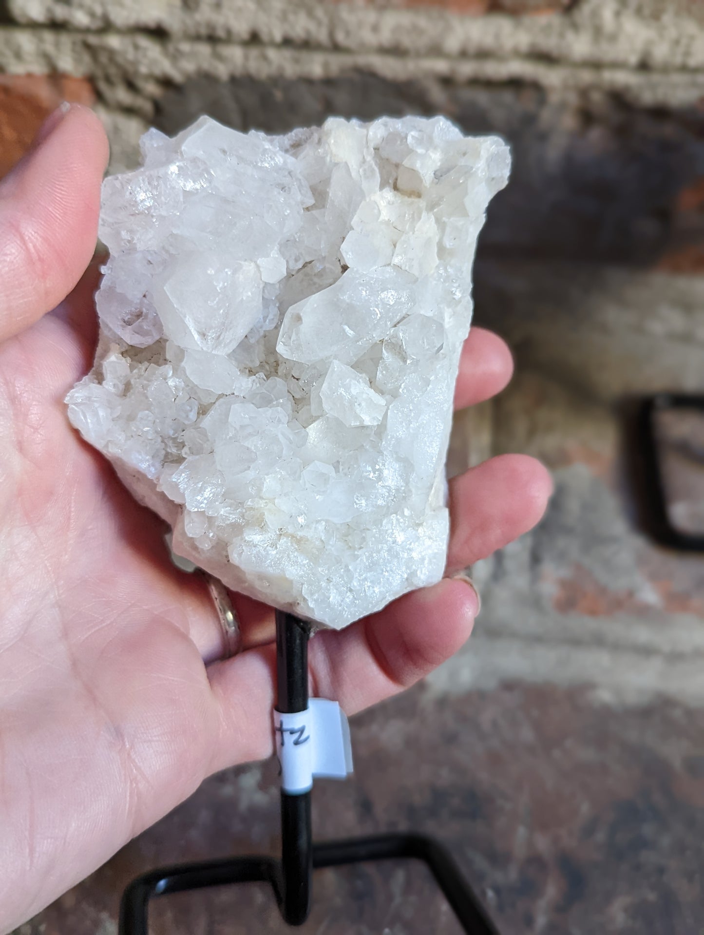 Pequeños cristales crudos sobre soporte de metal