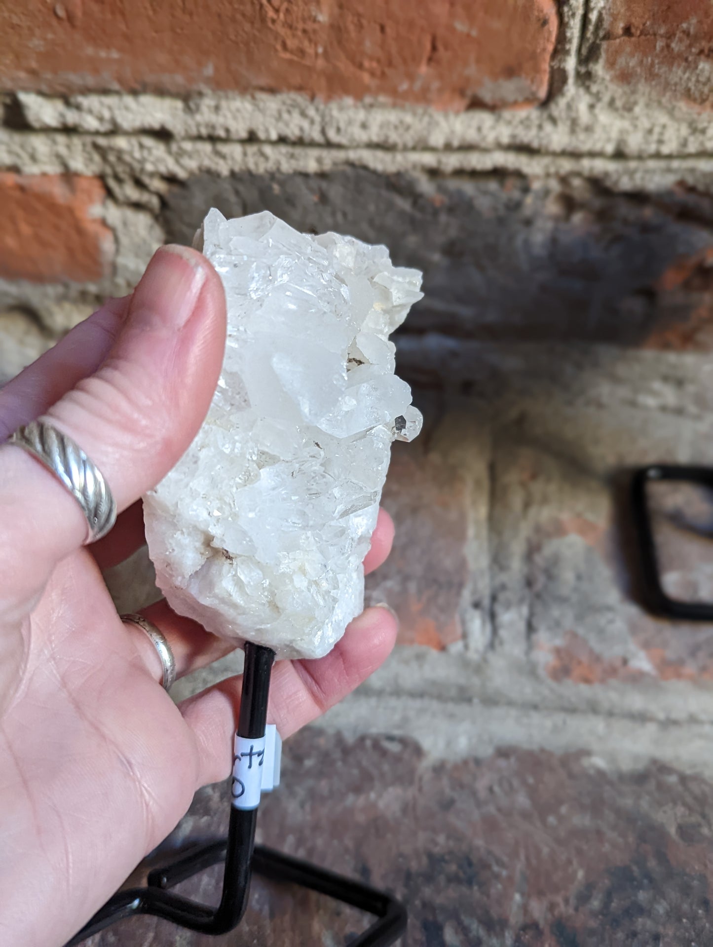 Pequeños cristales crudos sobre soporte de metal