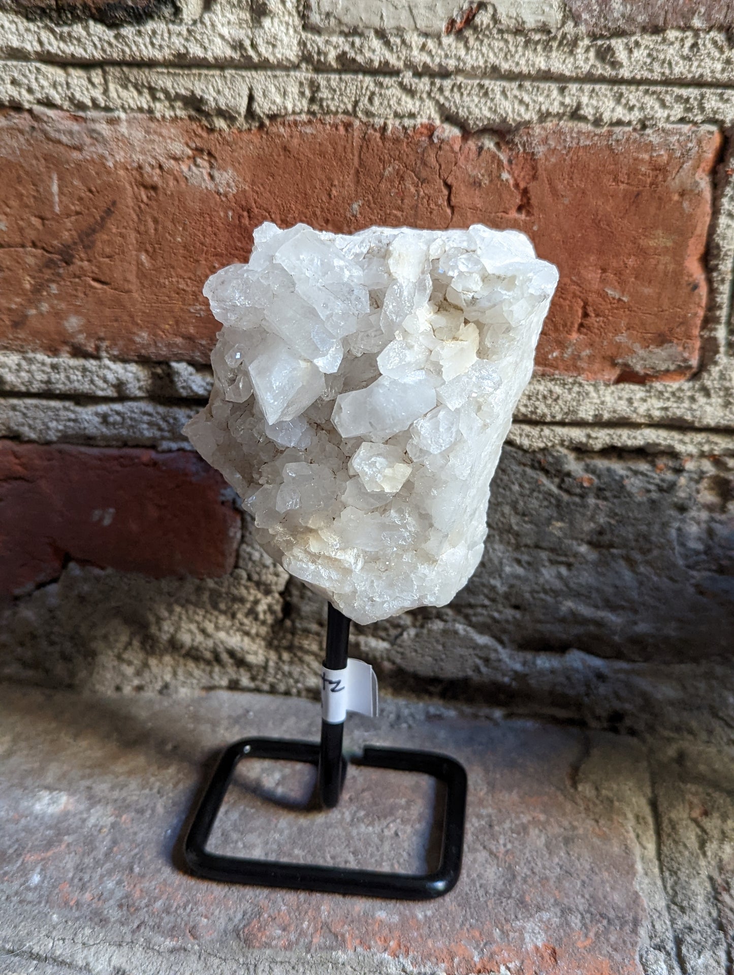 Pequeños cristales crudos sobre soporte de metal