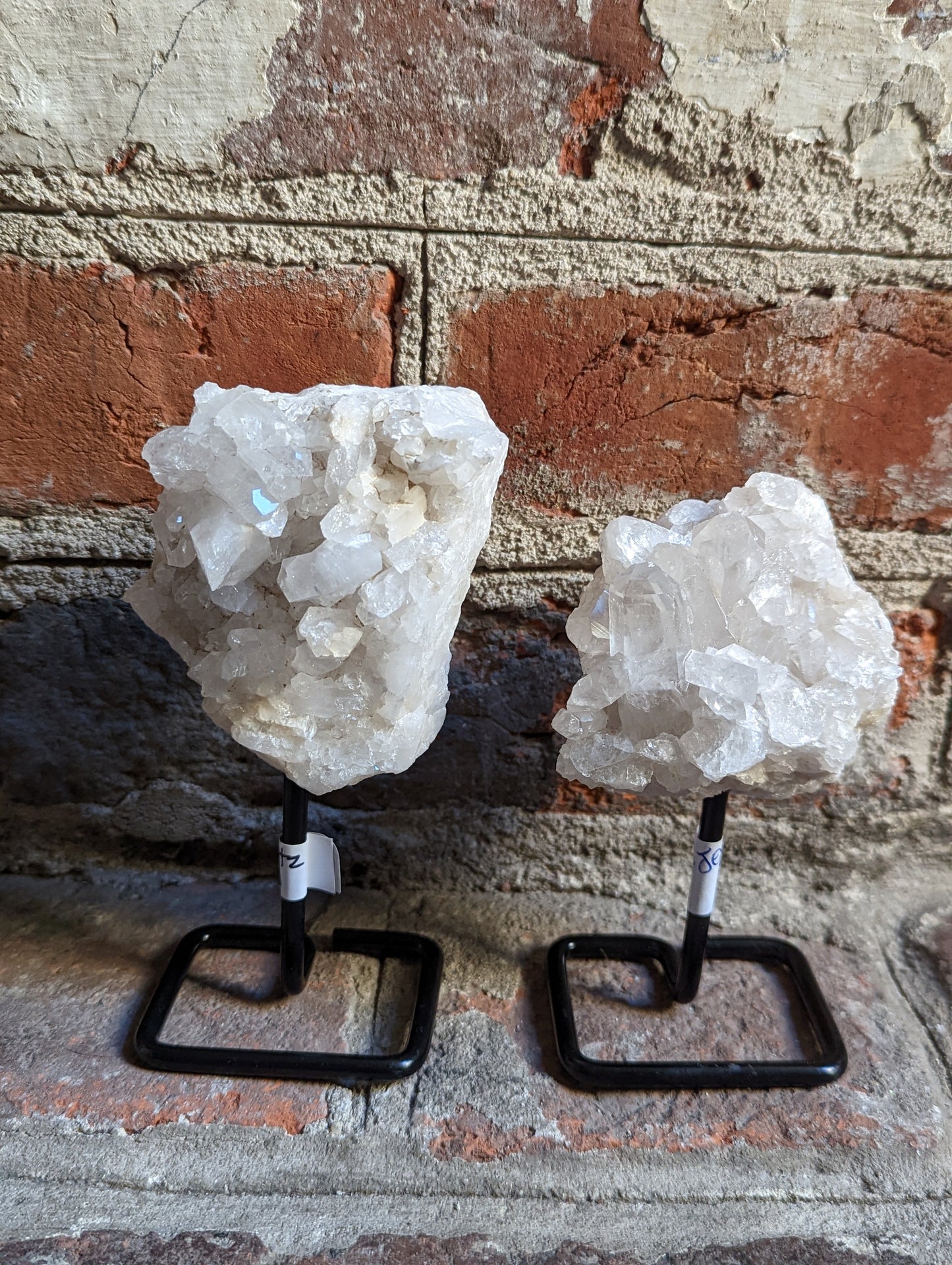 Pequeños cristales crudos sobre soporte de metal