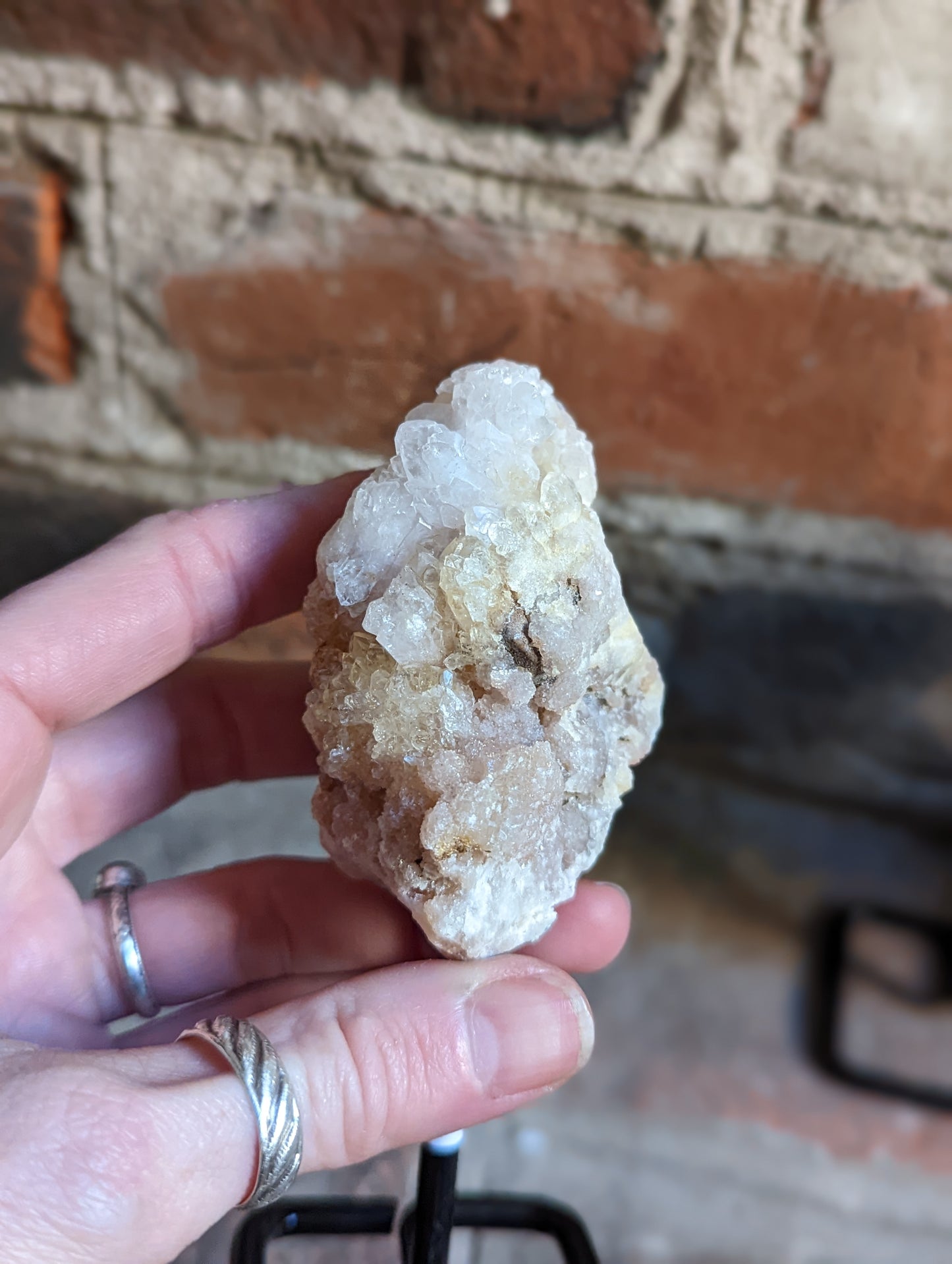 Pequeños cristales crudos sobre soporte de metal