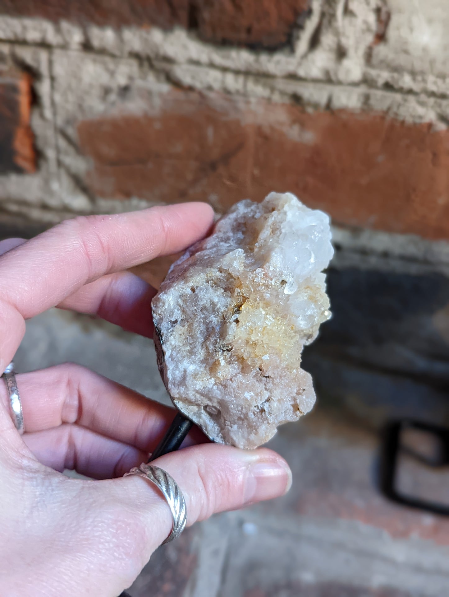 Pequeños cristales crudos sobre soporte de metal