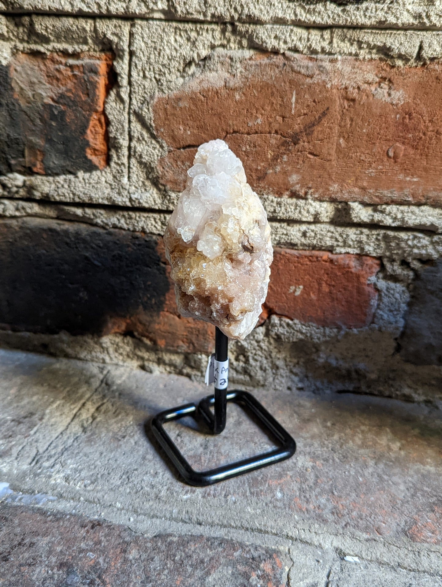 Pequeños cristales crudos sobre soporte de metal