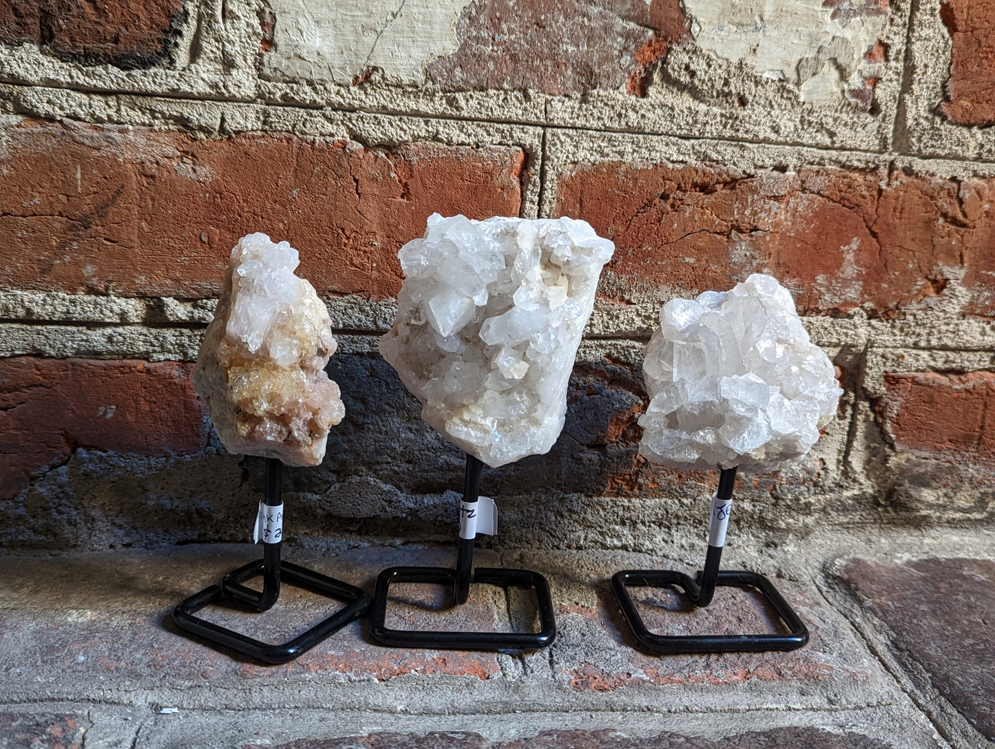 Pequeños cristales crudos sobre soporte de metal