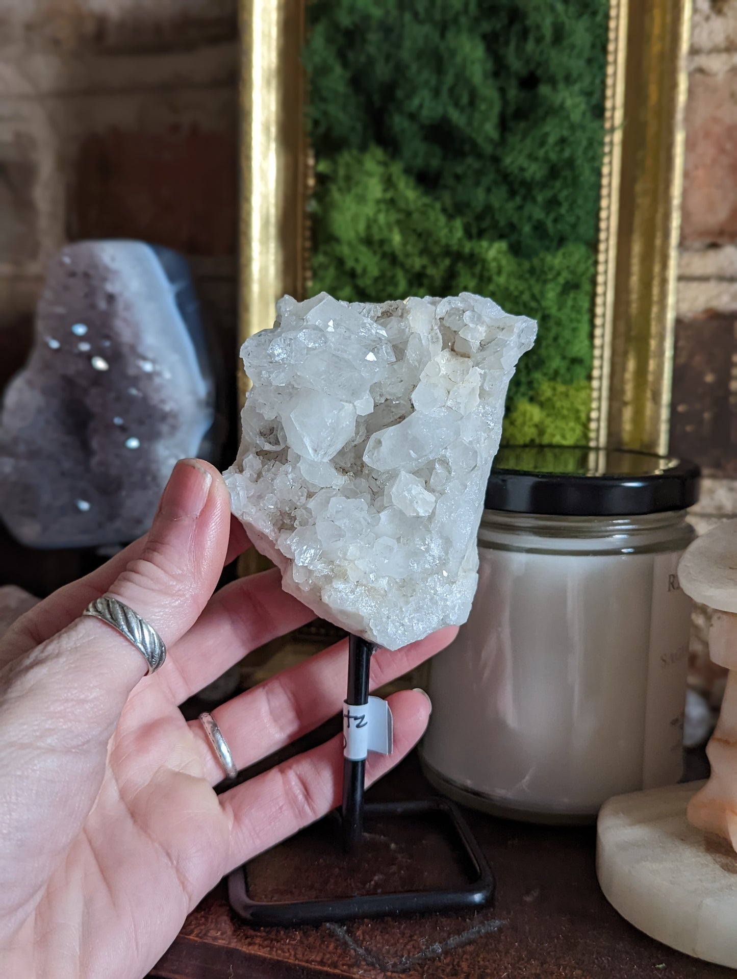 Pequeños cristales crudos sobre soporte de metal