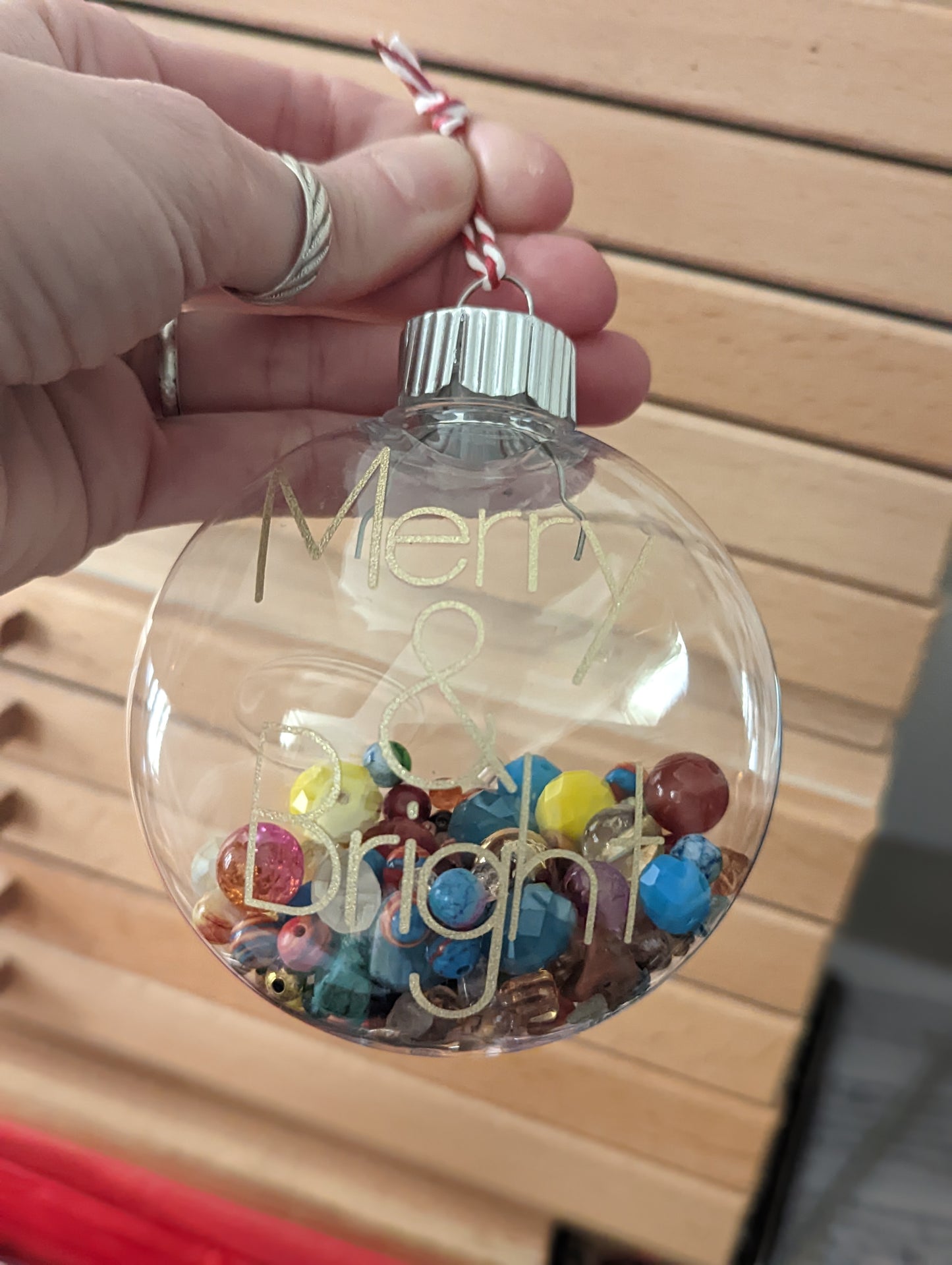 Conjunto de adornos alegres y brillantes