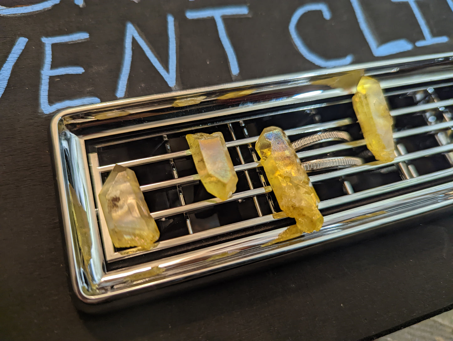 Clips de ventilación "Car-ma" de cristal Aura amarillo