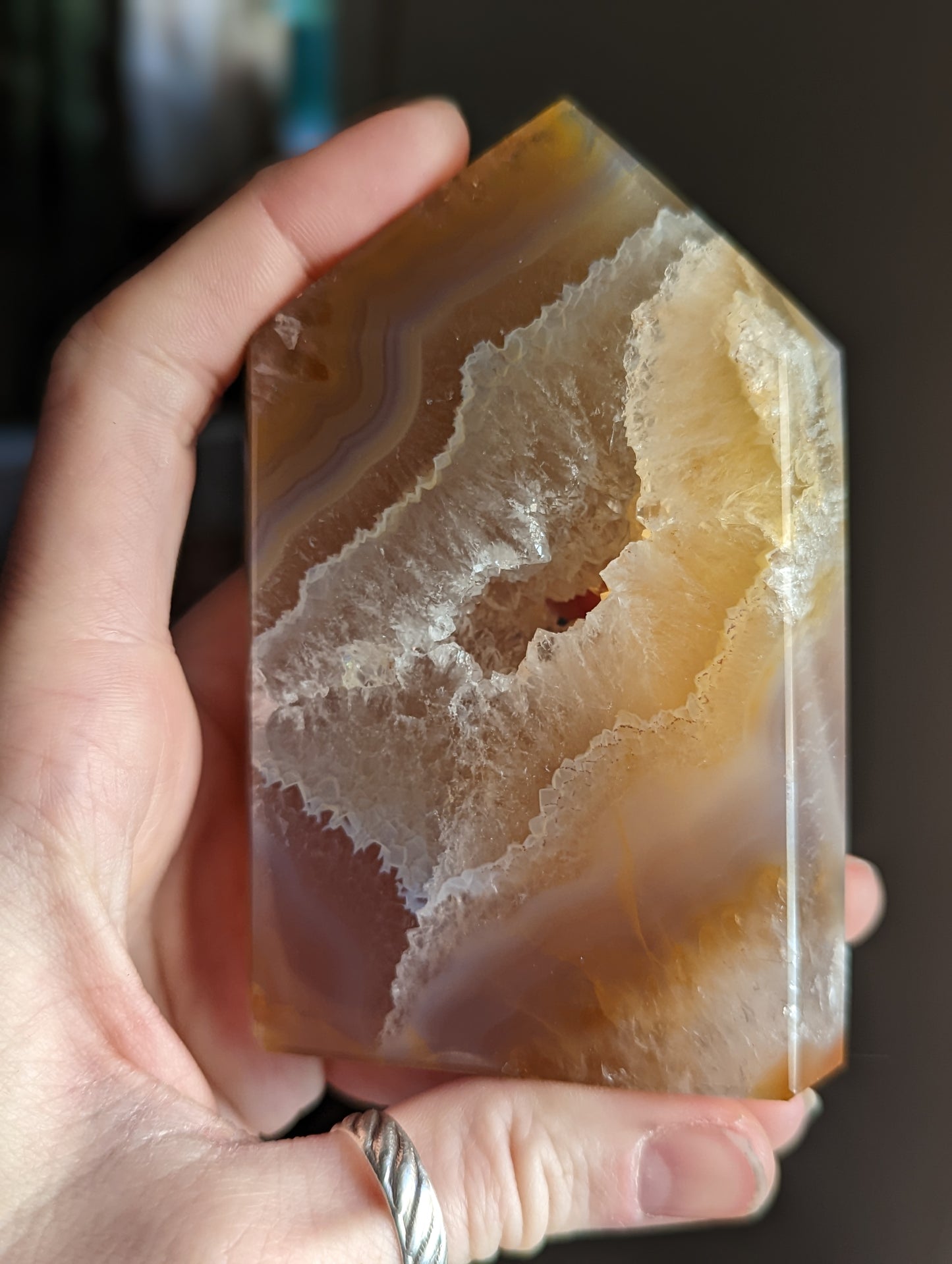 Torre de geoda con bolsillo druzy pulido - Color caramelo